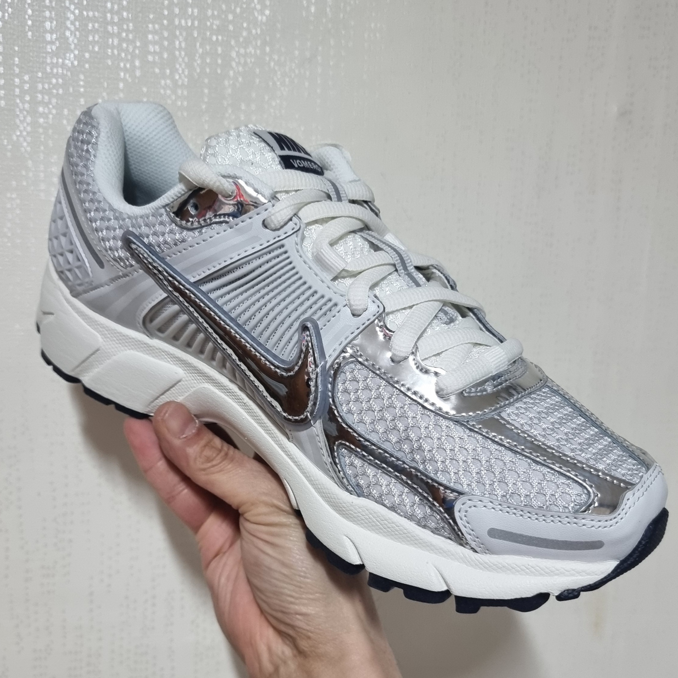(W) Nike Zoom Vomero 5 Photon Dust and Metallic Silver 착용 스타일 - 2
