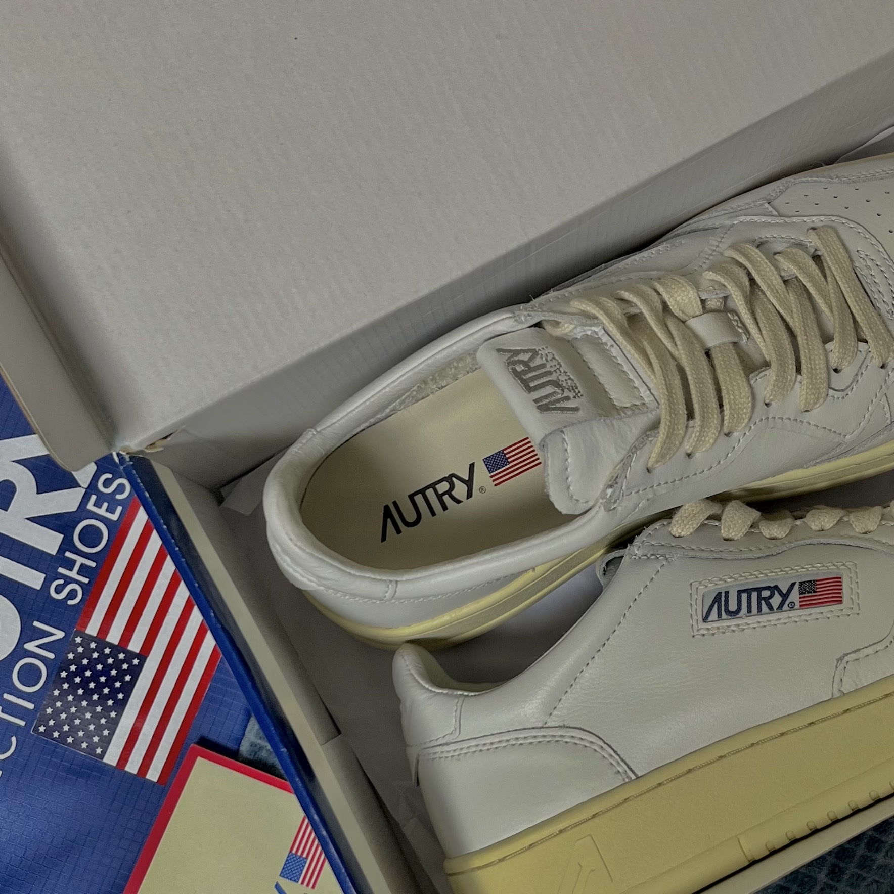 Autry Medalist Low Leather Sneakers White 착용 스타일