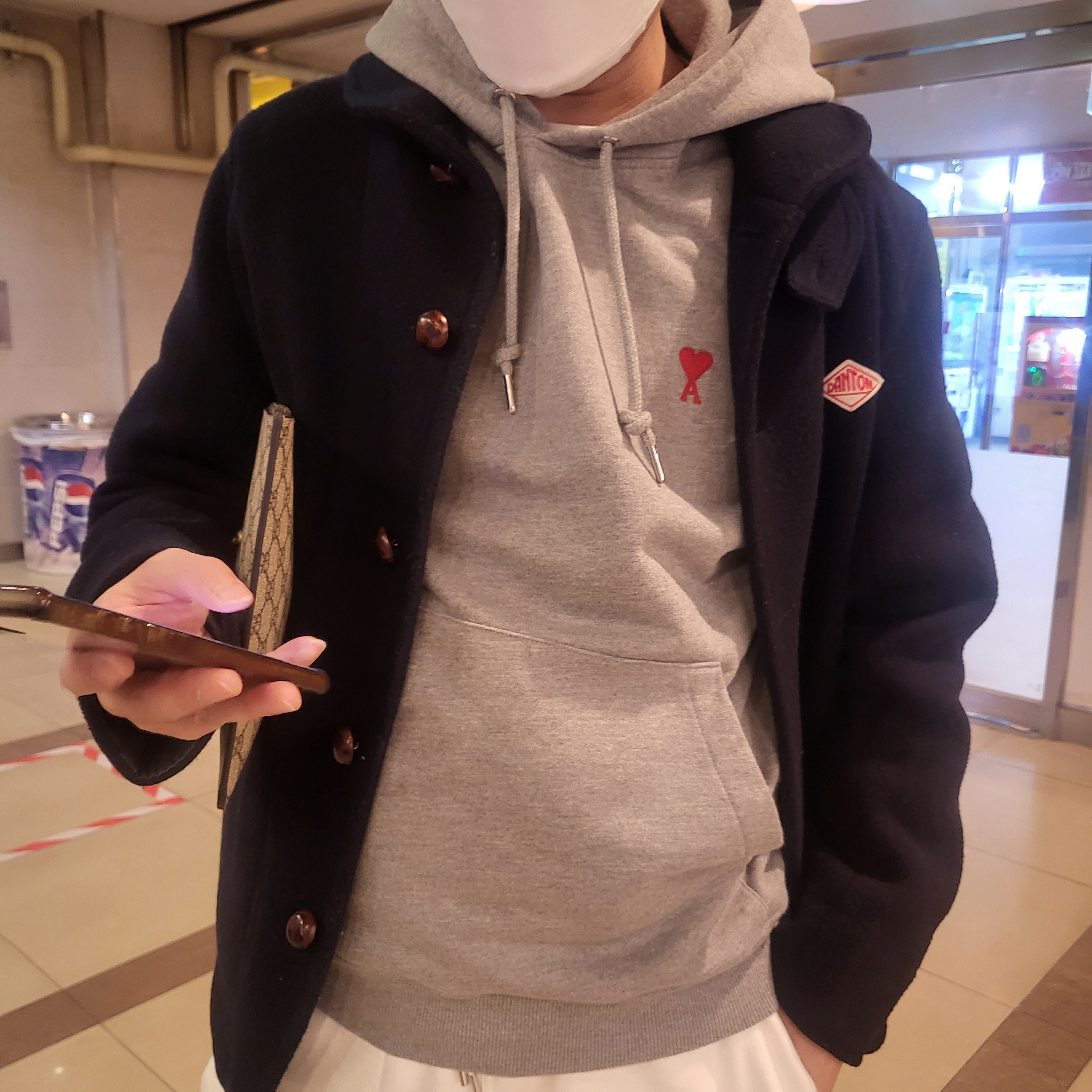 AMI de Coeur Hood Sweatshirt Heather Grey 착용 스타일