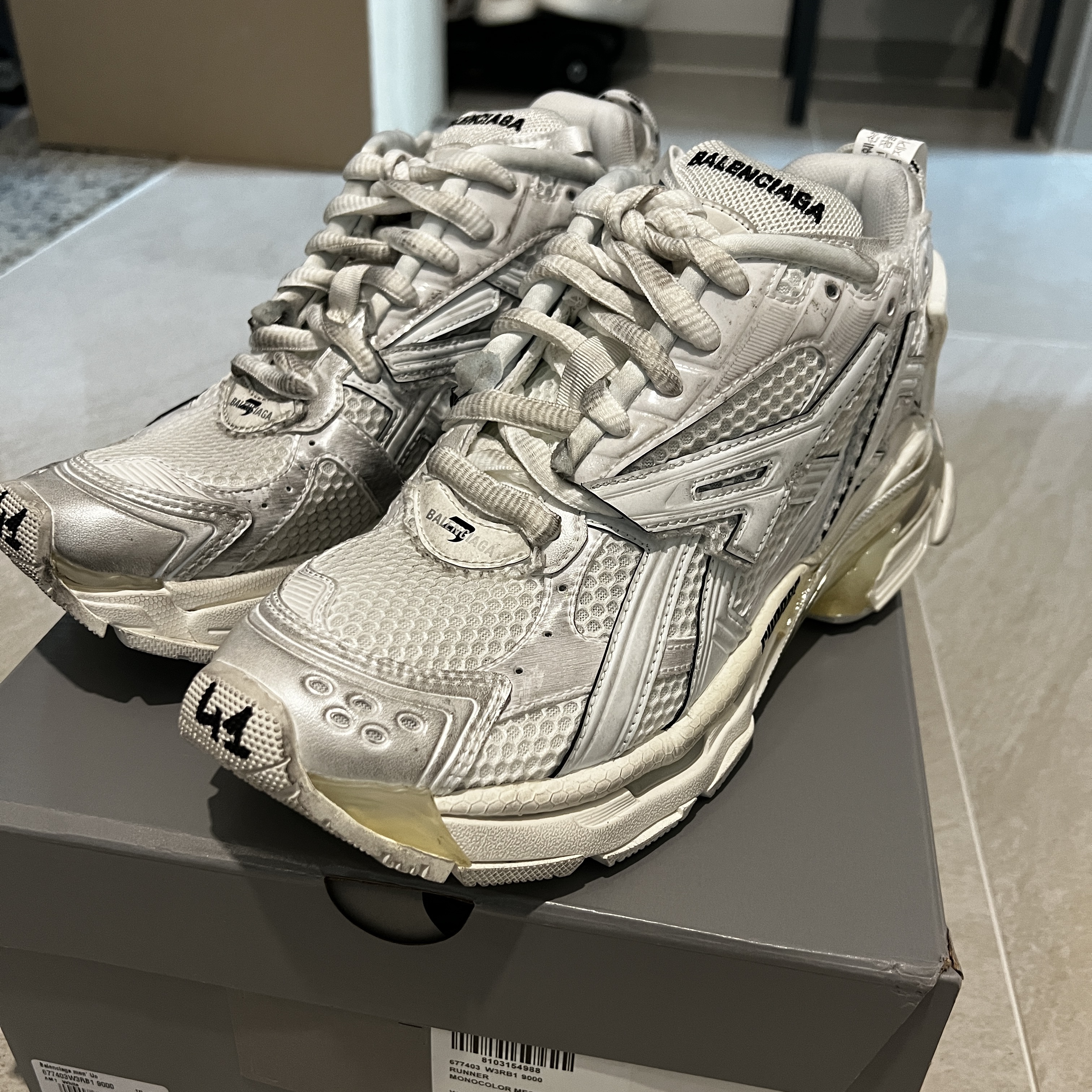 Balenciaga Runner Sneakers White 착용 스타일 - 1