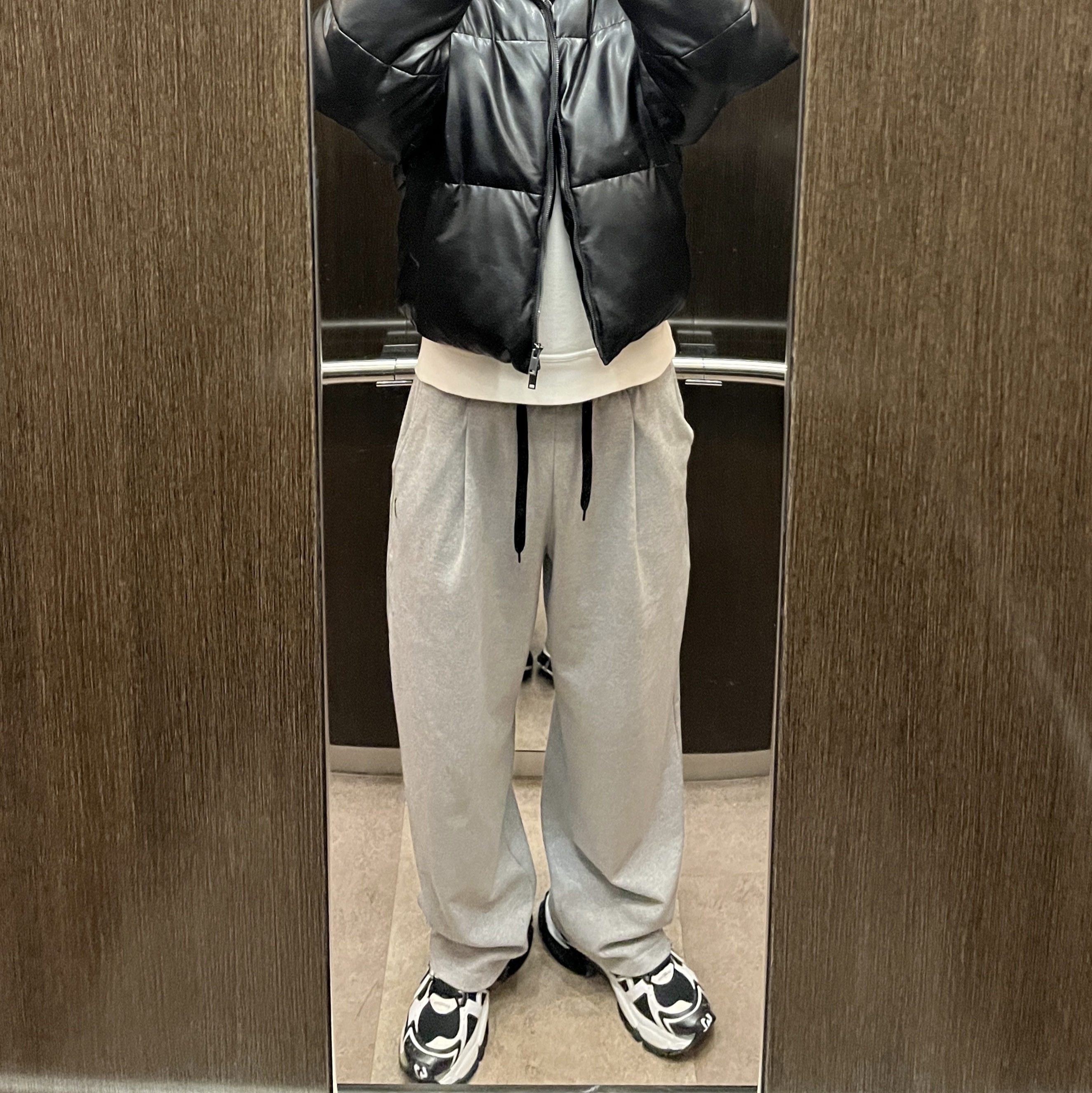Balenciaga Runner Sneakers Black White, Maison Margiela Reverse Stitch Logo Sweatshirt Ivory 착용 스타일 - 4