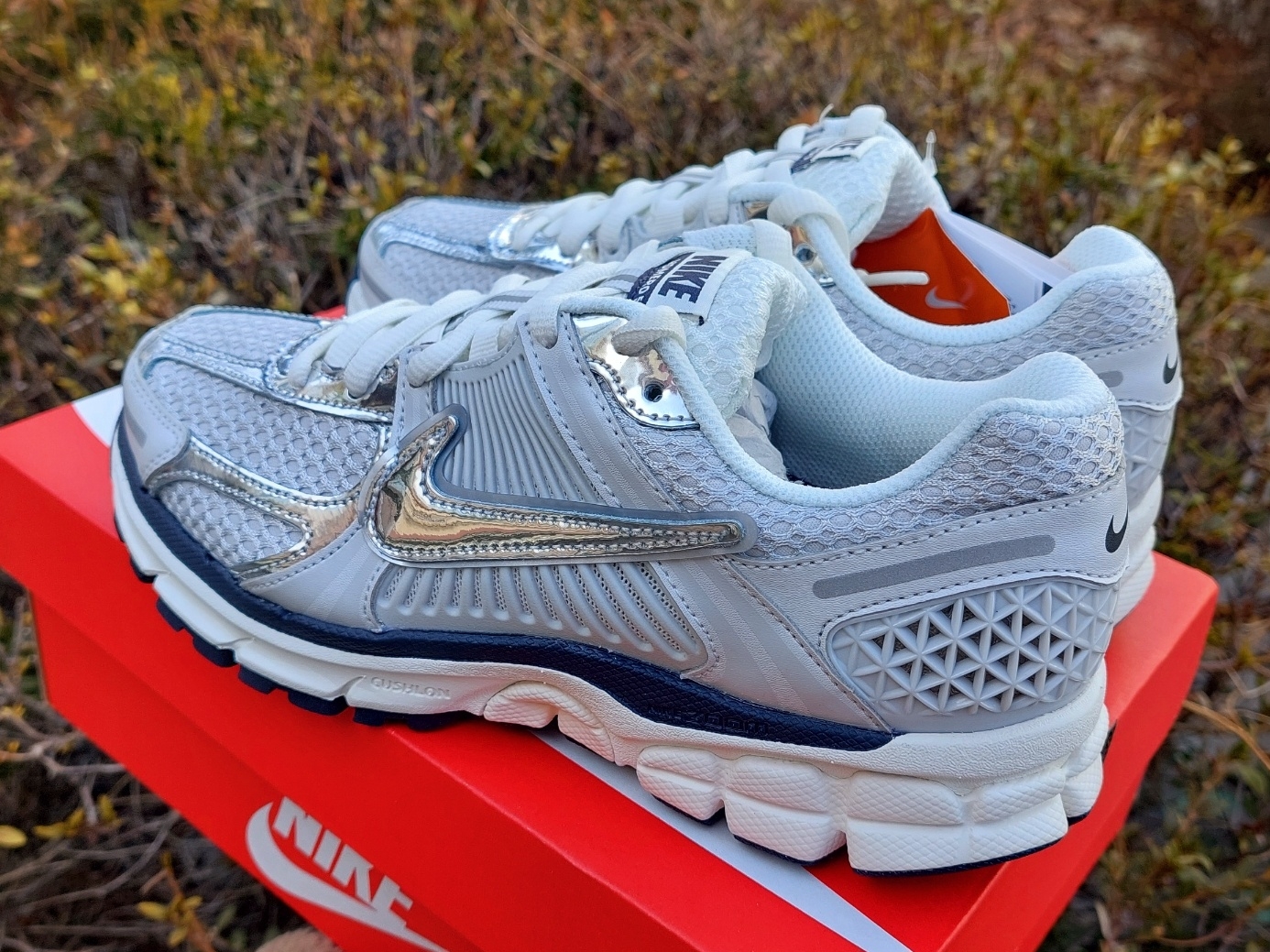 (W) Nike Zoom Vomero 5 Photon Dust and Metallic Silver 착용 스타일 - 2