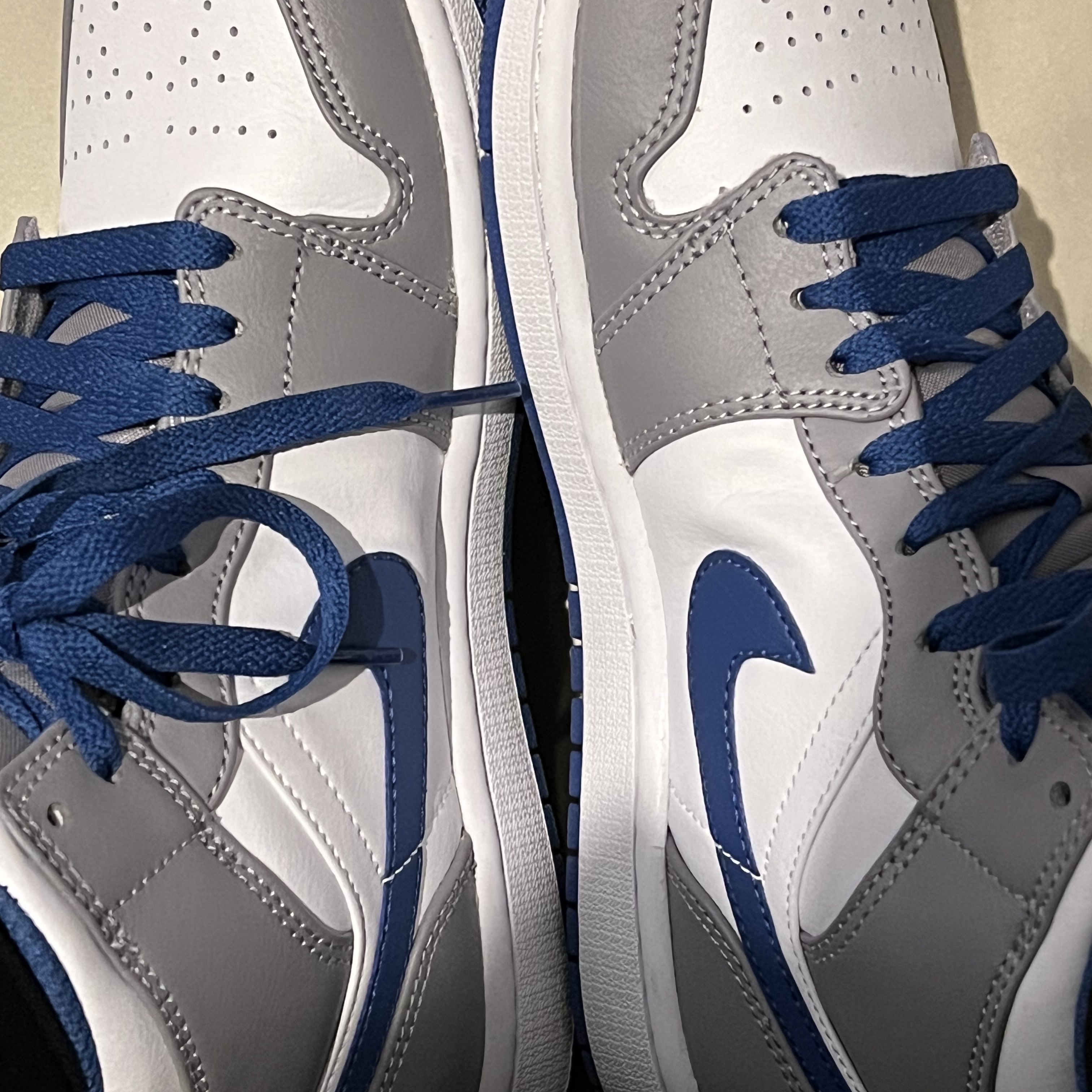 Jordan 1 Mid Cement Grey True Blue 착용 스타일