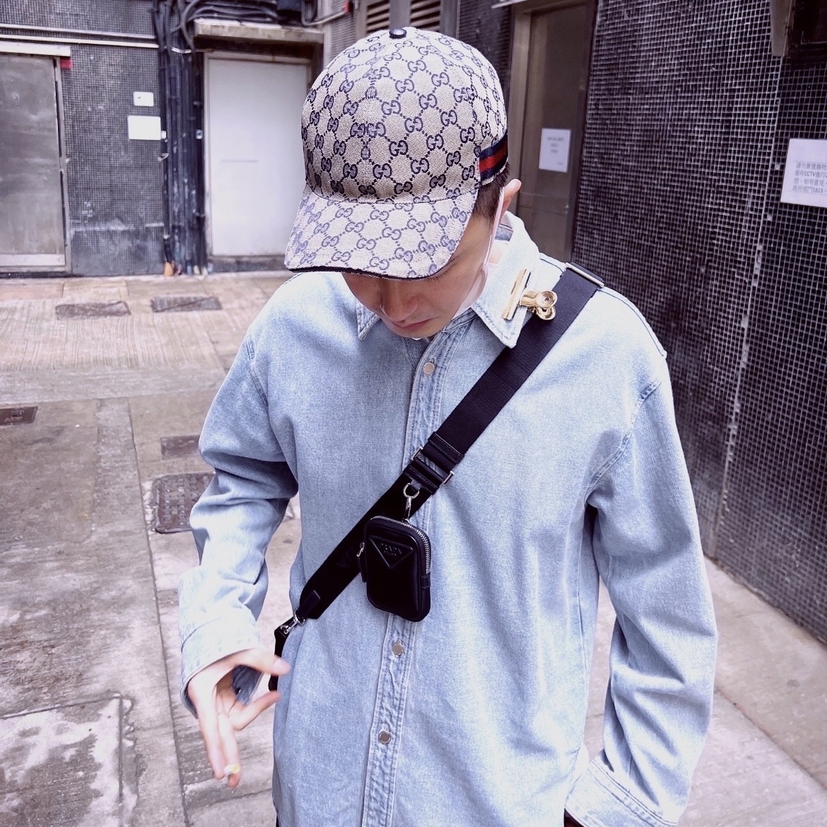 Prada Re-Nylon and Saffiano Leather Shoulder Bag Black, Gucci Original GG Canvas Baseball Hat with Web Beige Blue Red 착용 스타일 - 1