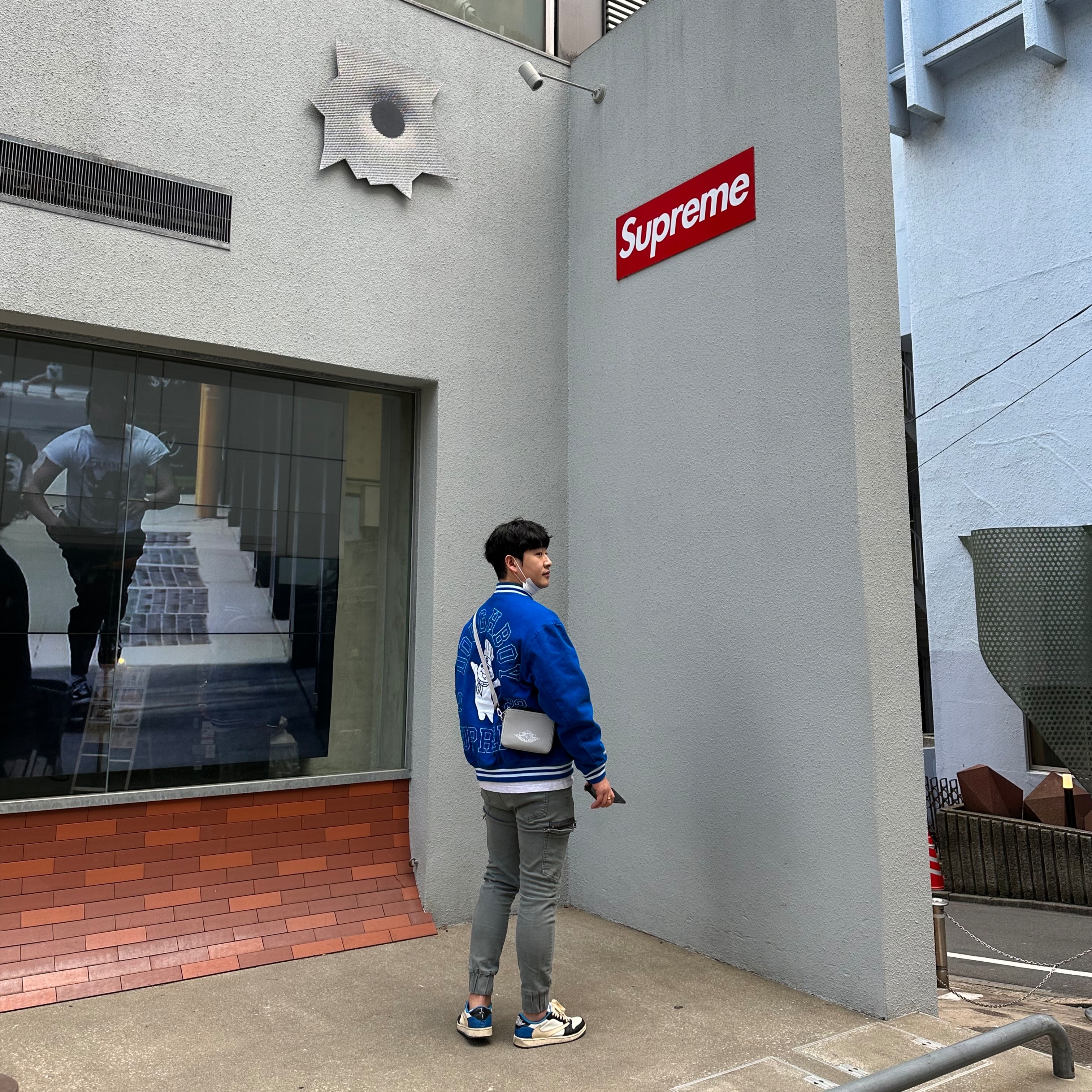 Supreme Mitchell & Ness Doughboy Twill Varsity Jacket Blue - 22FW, Jordan 1 x Travis Scott x Fragment Retro Low OG SP Military Blue 착용 스타일 - 3