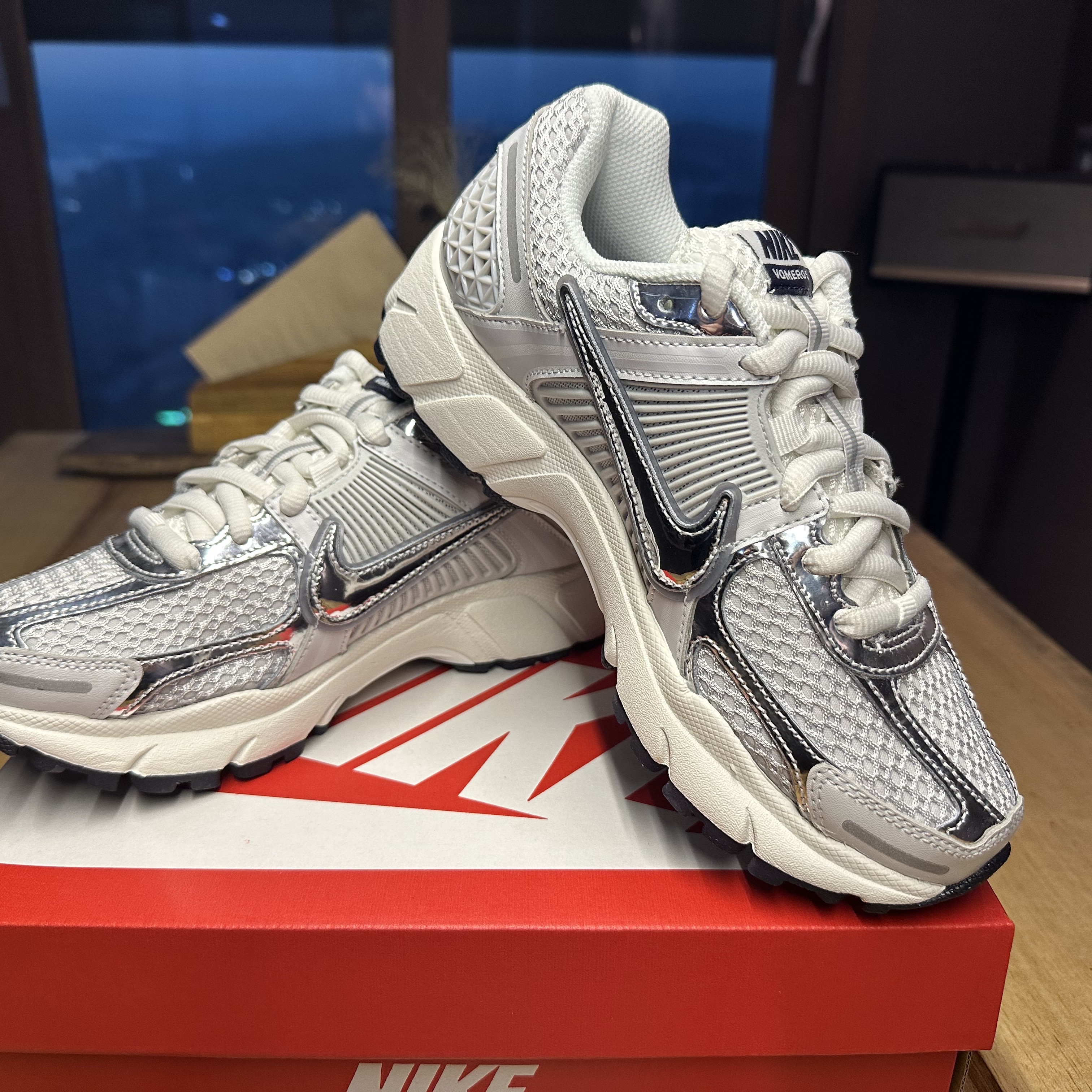 (W) Nike Zoom Vomero 5 Photon Dust and Metallic Silver, Asics Gel-Kayano 14 White Slate Grey 착용 스타일 - 1