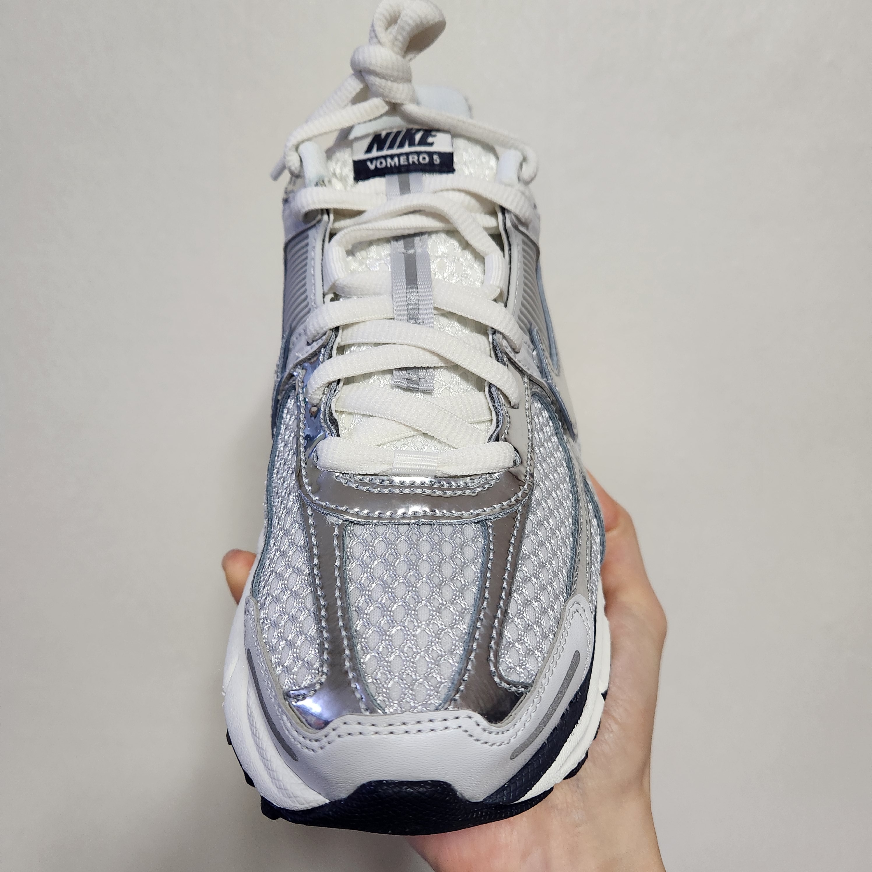(W) Nike Zoom Vomero 5 Photon Dust and Metallic Silver 착용 스타일 - 3