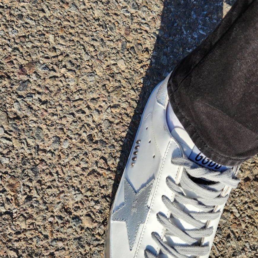 Golden Goose Superstar White Silver Heel Tab Sneakers 착용 스타일 - 2