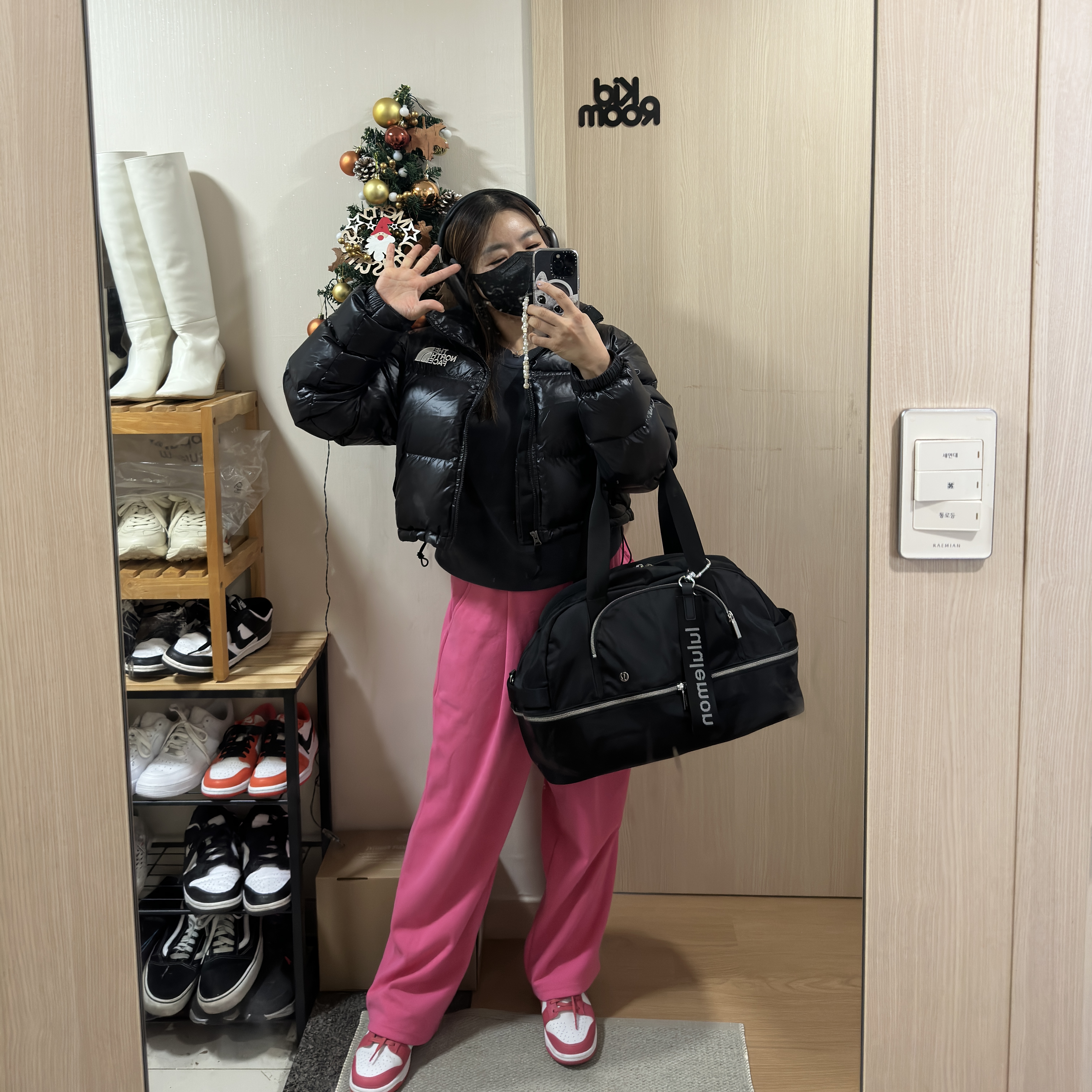 (W) The North Face Nuptse Short Jacket TNF Black, (W) Nike Dunk Low Archeo Pink 착용 스타일 - 1
