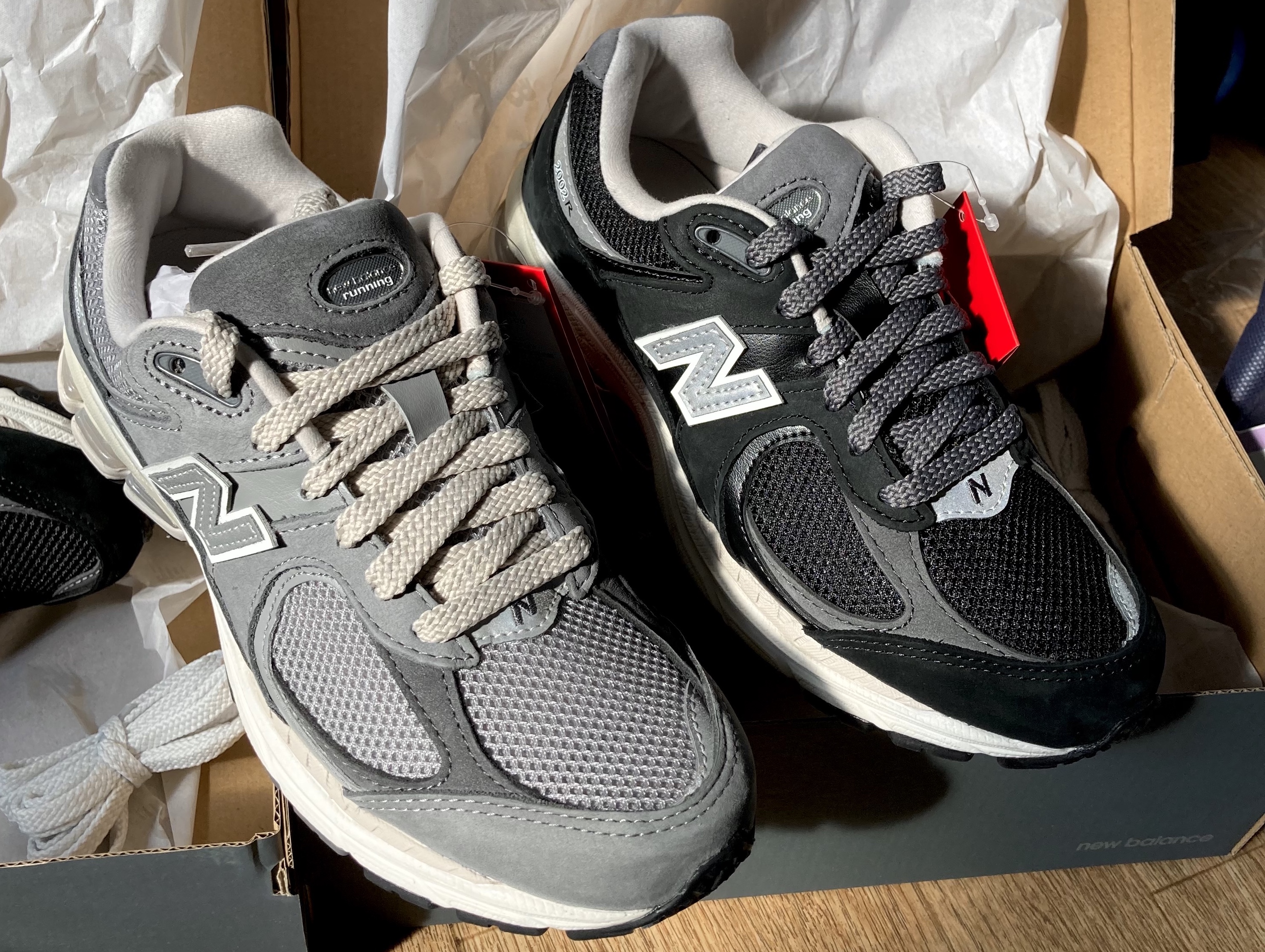New Balance 2002R Premium Vintage Black, New Balance 2002R Premium Vintage Grey 착용 스타일 - 1