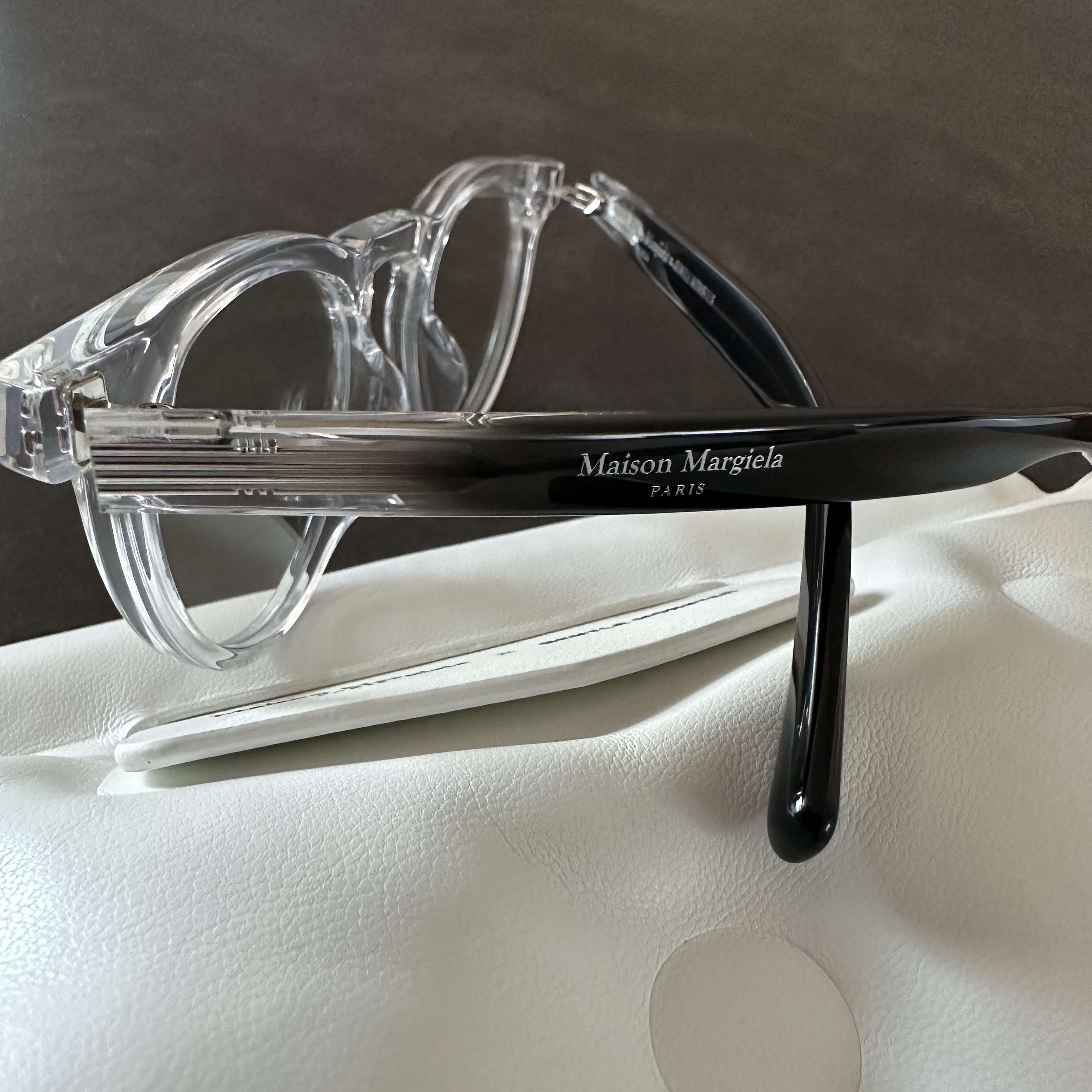 Gentle Monster x Maison Margiela MM009 Clear Black Gradient 착용 스타일 - 2