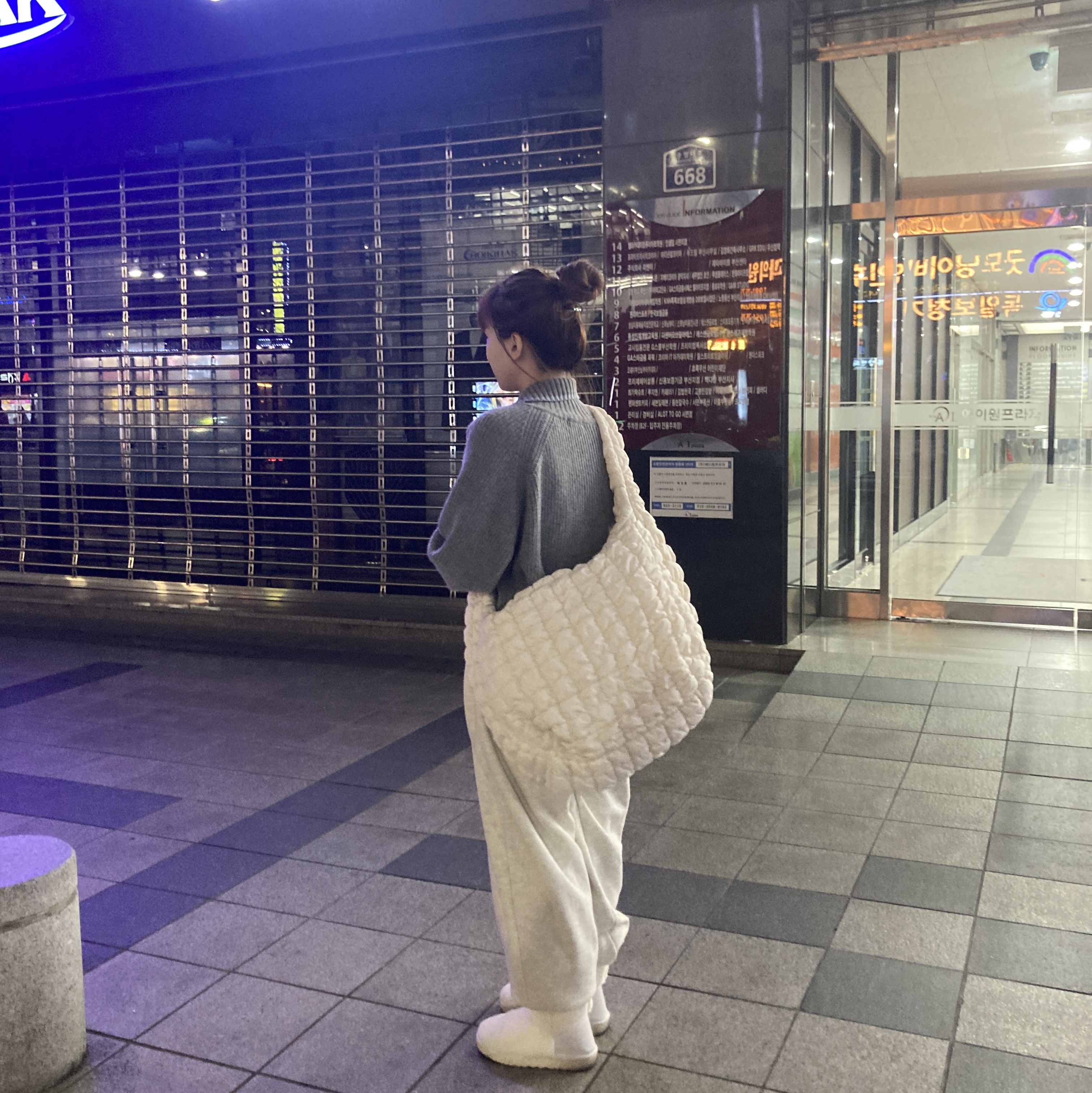 COS Quilted Oversized Shoulder Bag Off White Light Beige 착용 스타일 - 1