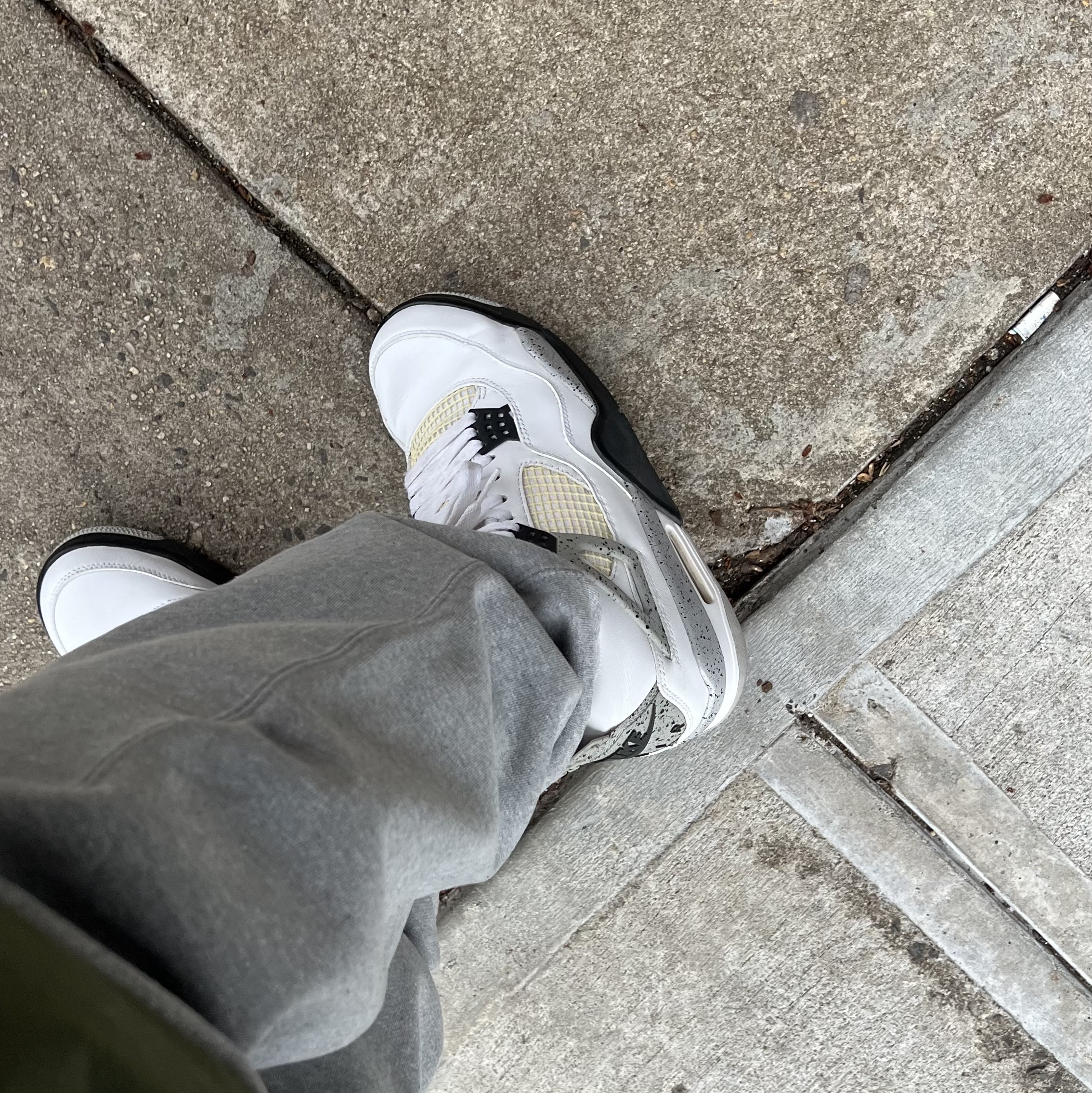 Jordan 4 Retro OG White Cement 2016, Nike x Stussy NRG Fleece Pants Dark Grey Heather (DO9340-063) 착용 스타일