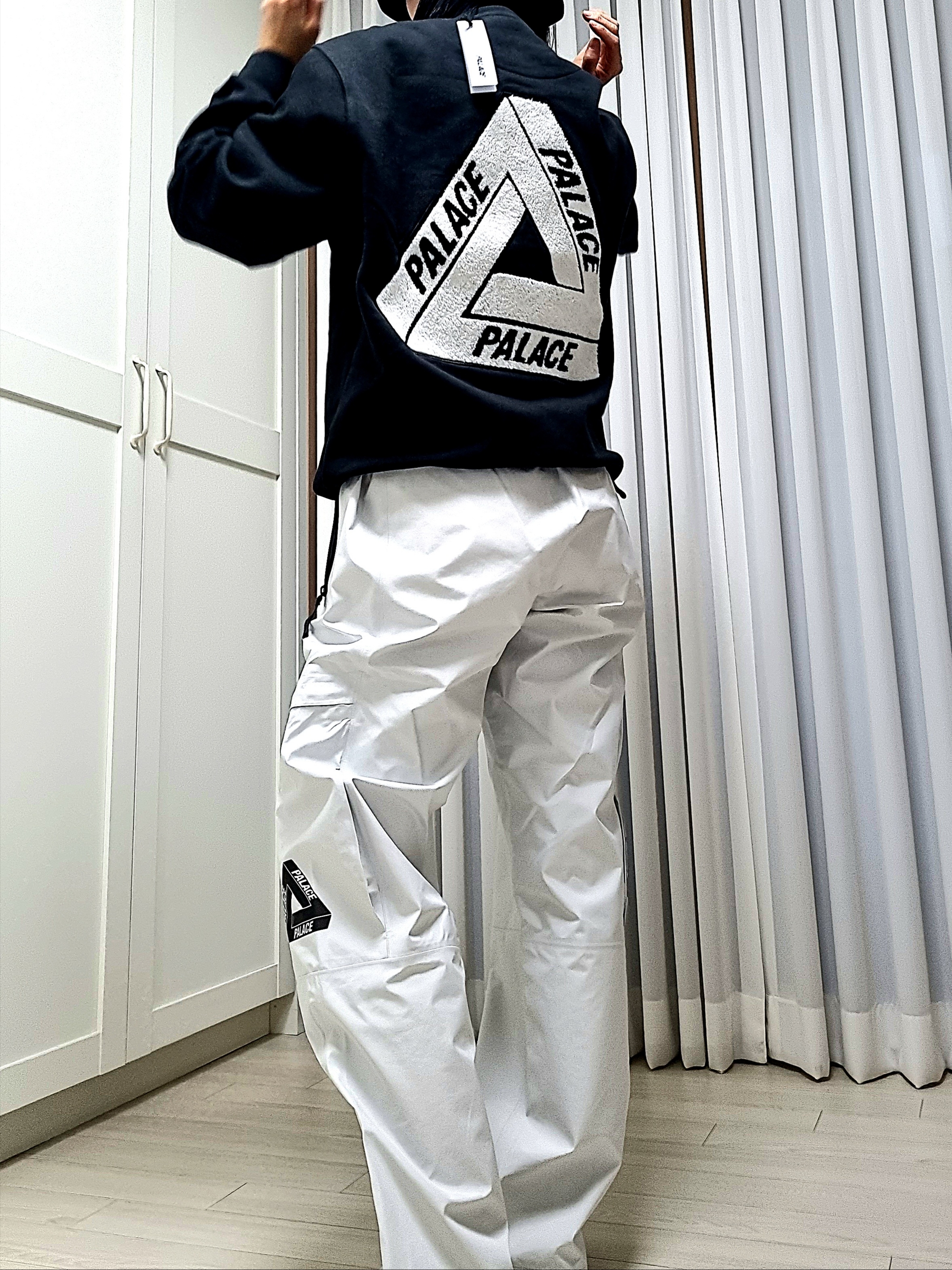 Palace Fleece Tri-Ferg Crew Black - 23SS, Palace Gore-Tex Cargo Bottom White - 23SS 착용 스타일 - 1