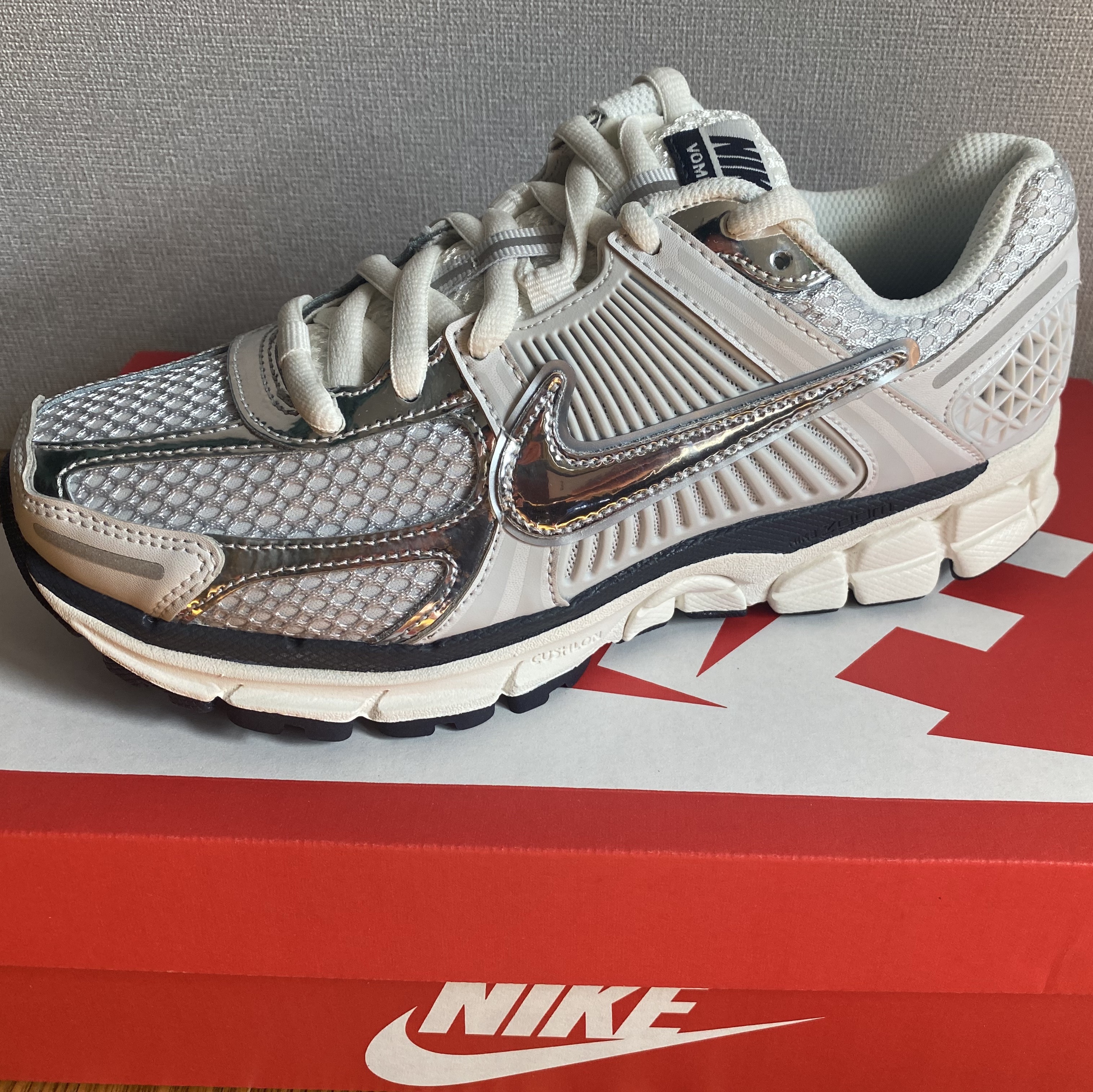 (W) Nike Zoom Vomero 5 Photon Dust and Metallic Silver 착용 스타일