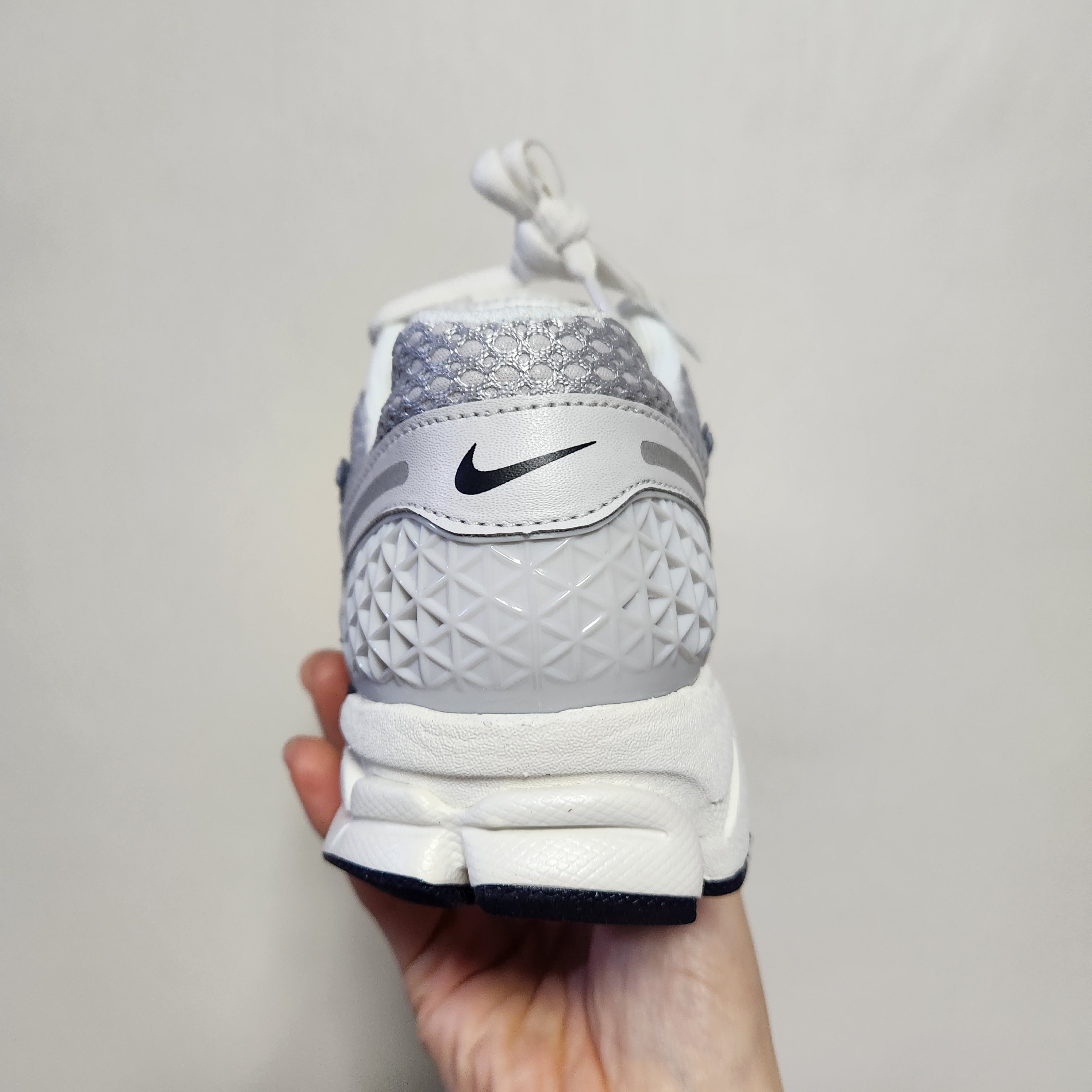 (W) Nike Zoom Vomero 5 Photon Dust and Metallic Silver 착용 스타일 - 5