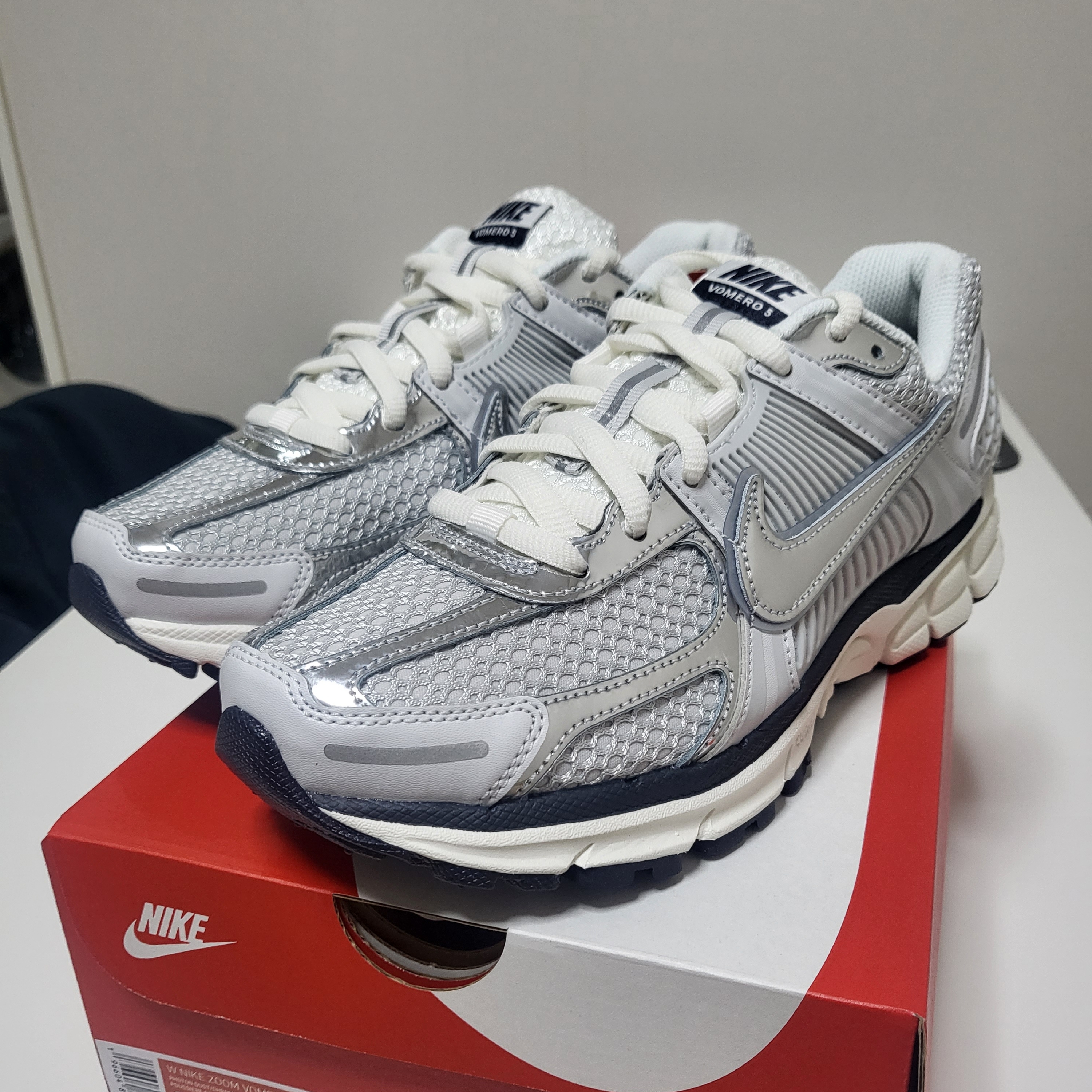 (W) Nike Zoom Vomero 5 Photon Dust and Metallic Silver 착용 스타일