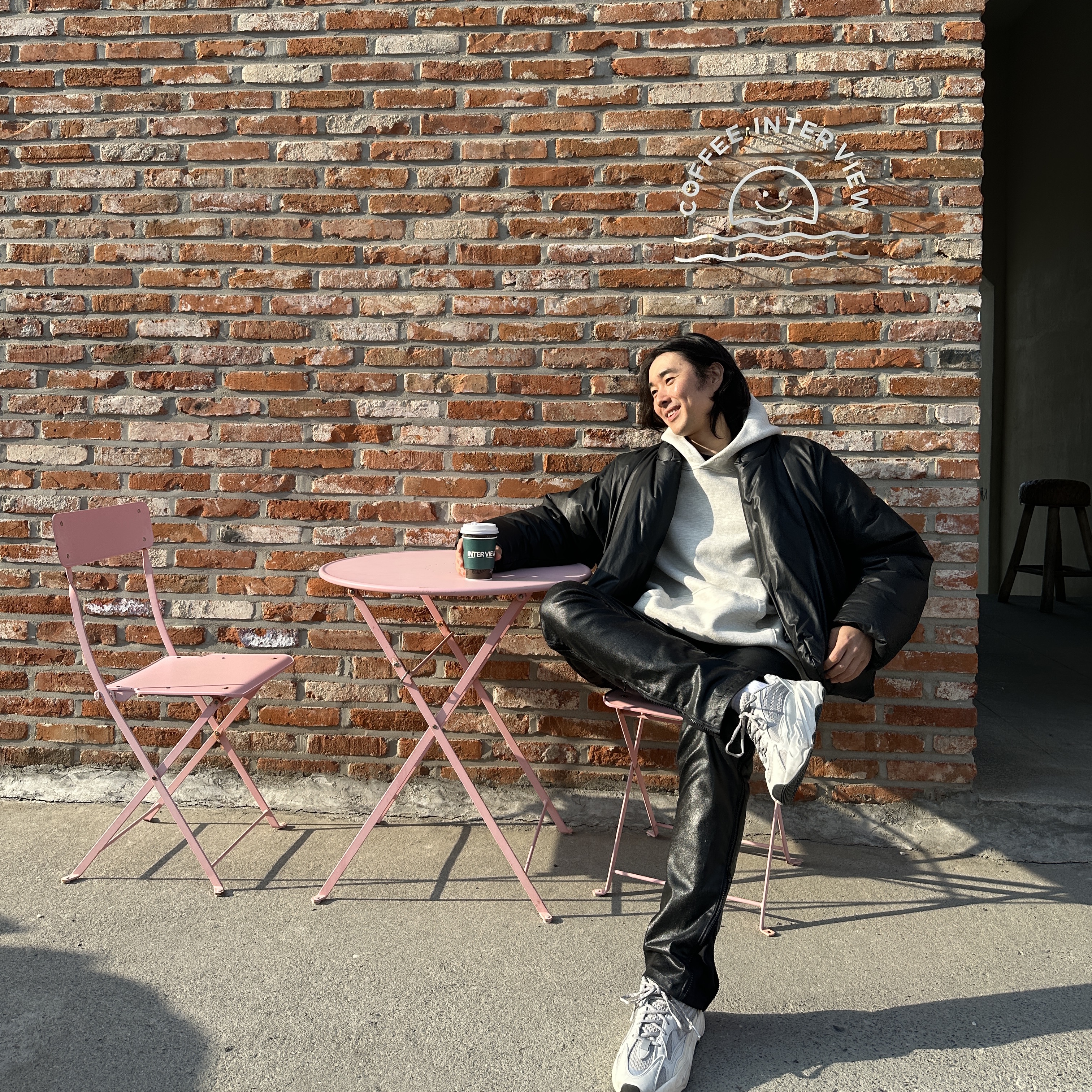 Adidas Yeezy Boost 700 V2 Static 2022, Yeezy Gap Round Jacket Black 착용 스타일 - 1