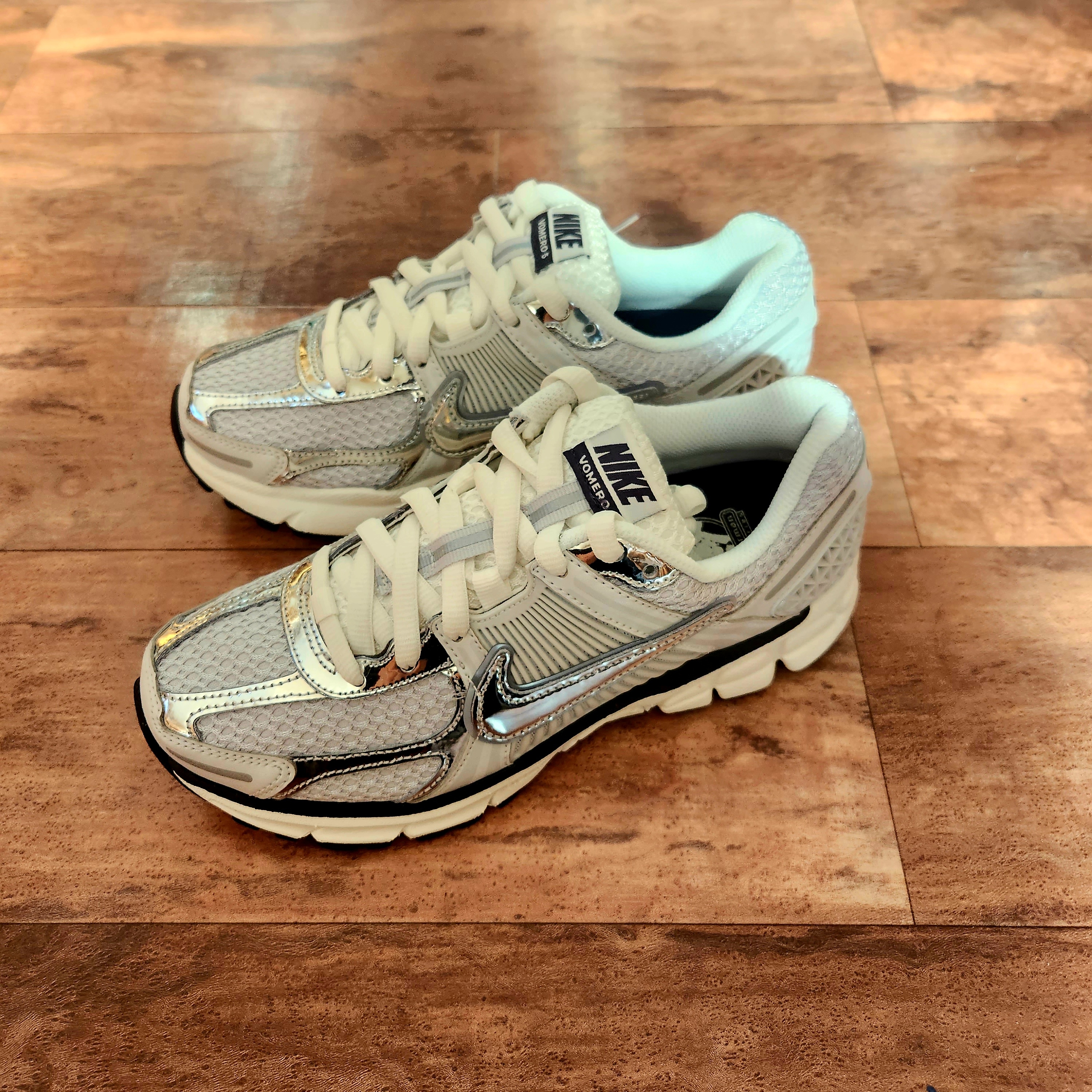 (W) Nike Zoom Vomero 5 Photon Dust and Metallic Silver 착용 스타일