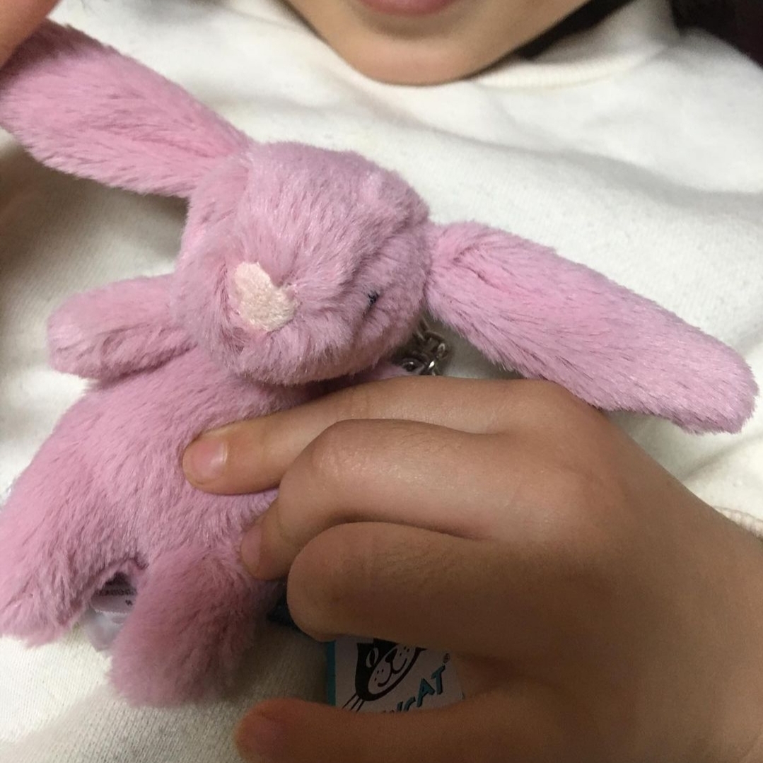 Jellycat Bashful Bunny Bag Charm Tulip 착용 스타일 - 1