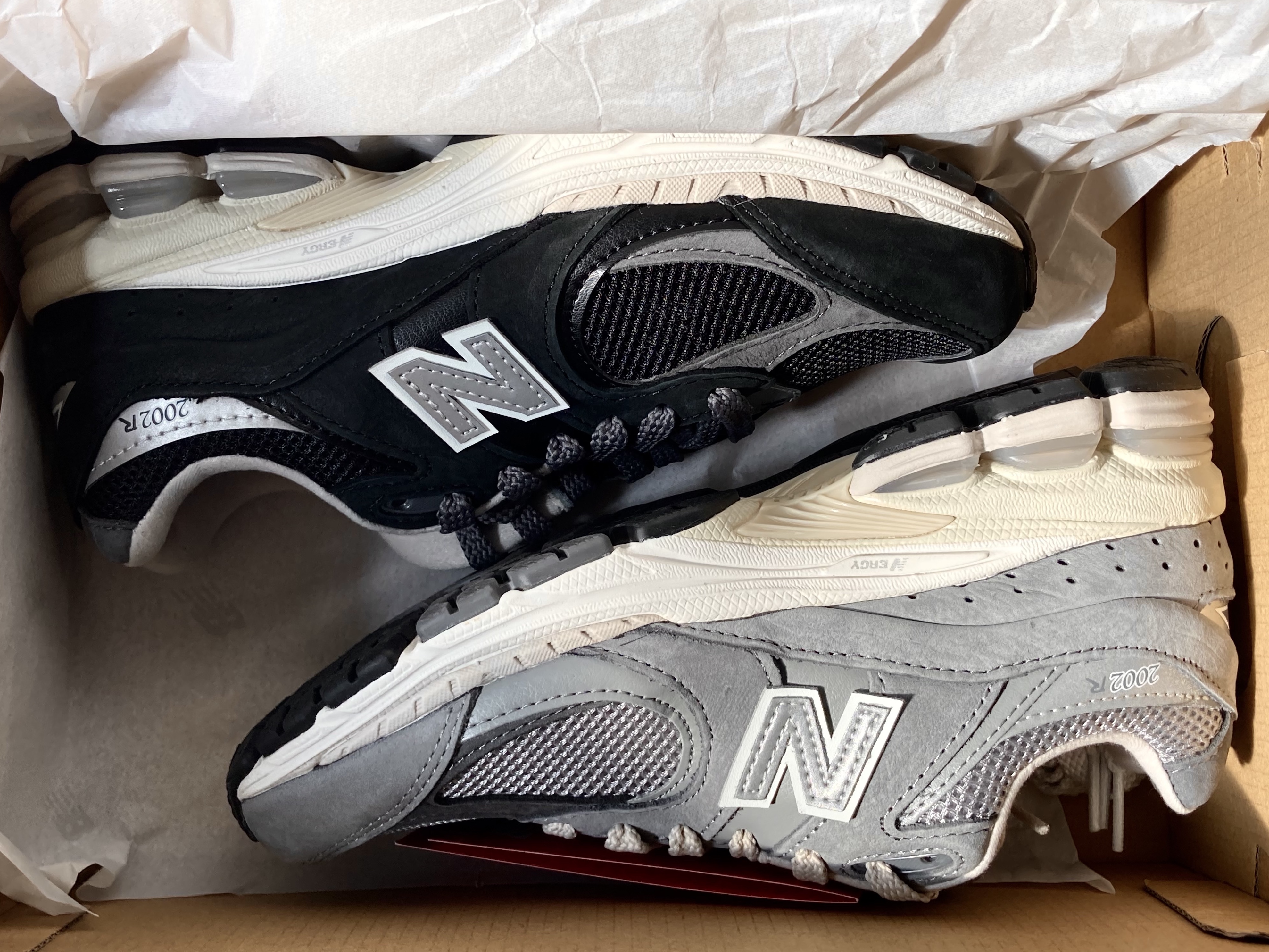 New Balance 2002R Premium Vintage Black, New Balance 2002R Premium Vintage Grey 착용 스타일 - 4
