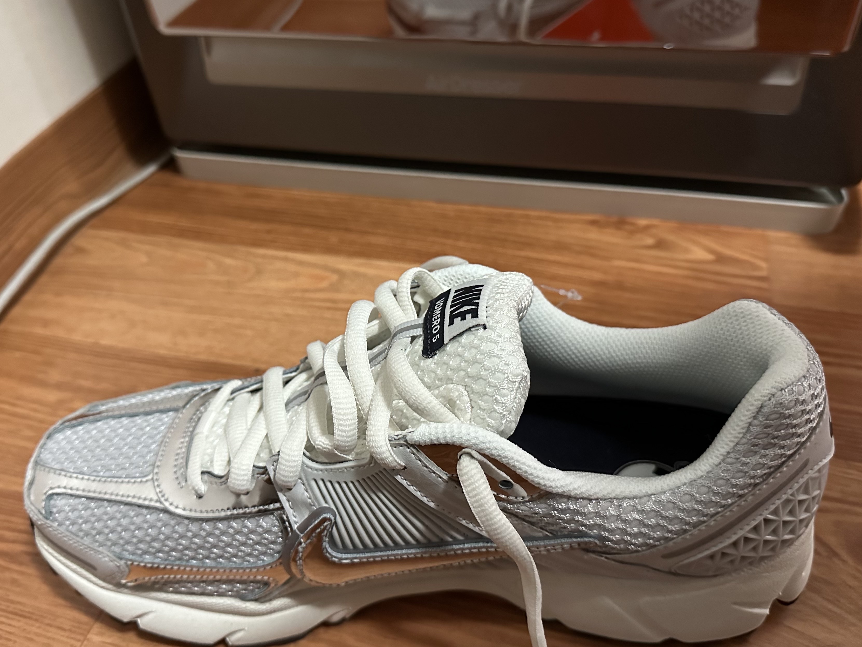 (W) Nike Zoom Vomero 5 Photon Dust and Metallic Silver 착용 스타일