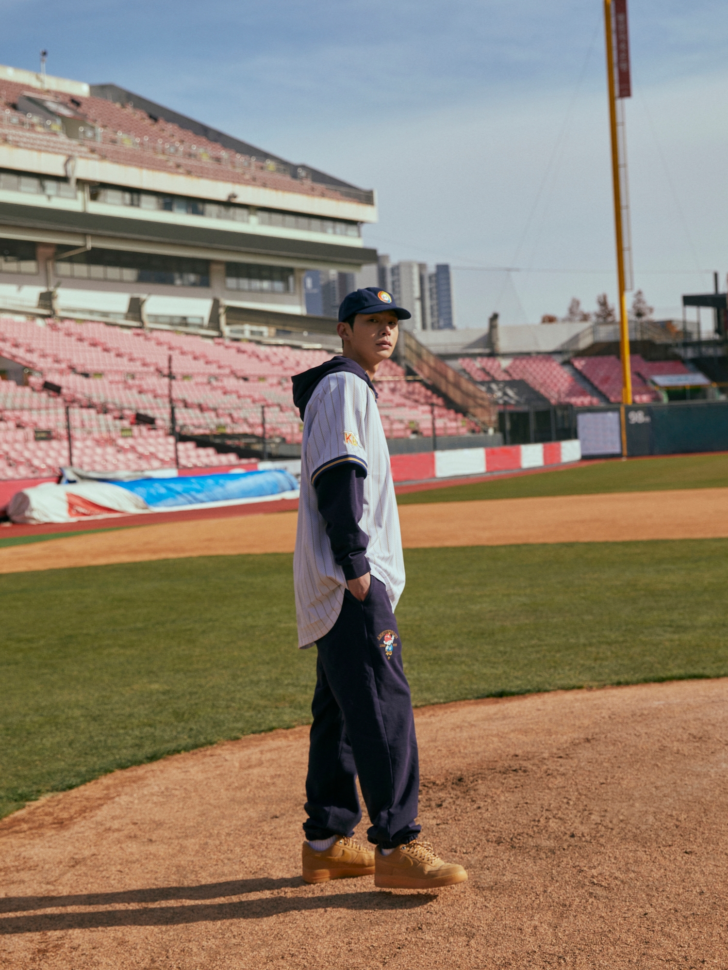 [KREAM 단독] Over The Pitch x KBO The 40th Anniversary Emblem Jersey White (Non Marking Ver.), [KREAM 단독] Over The Pitch x KBO The 40th Anniversary Character Logo Regular Fit Hoodie Navy 착용 스타일