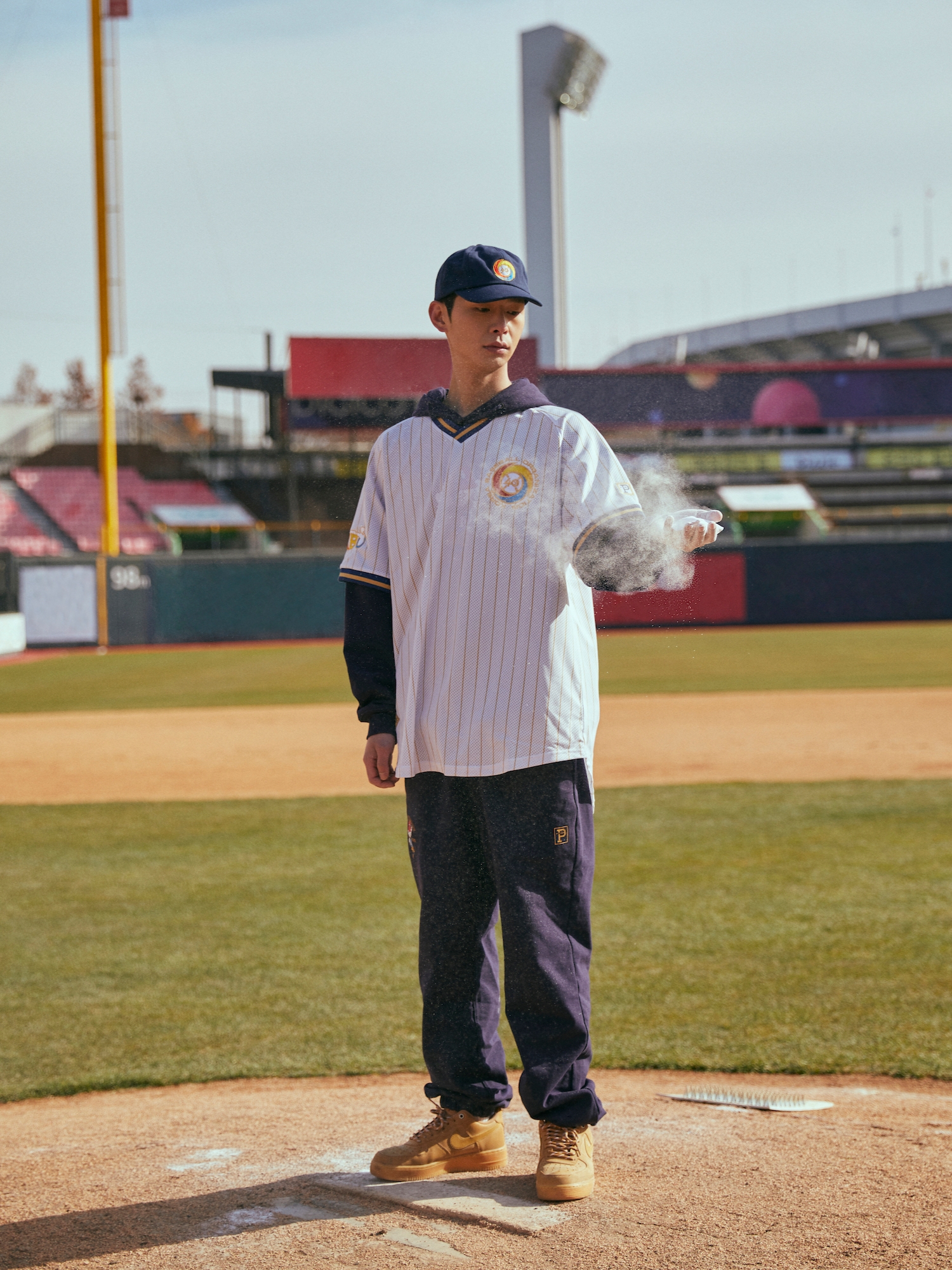 [KREAM 단독] Over The Pitch x KBO The 40th Anniversary Emblem Jersey White (Marking Ver.), [KREAM 단독] Over The Pitch x KBO The 40th Anniversary Character Logo Regular Fit Hoodie Navy 착용 스타일