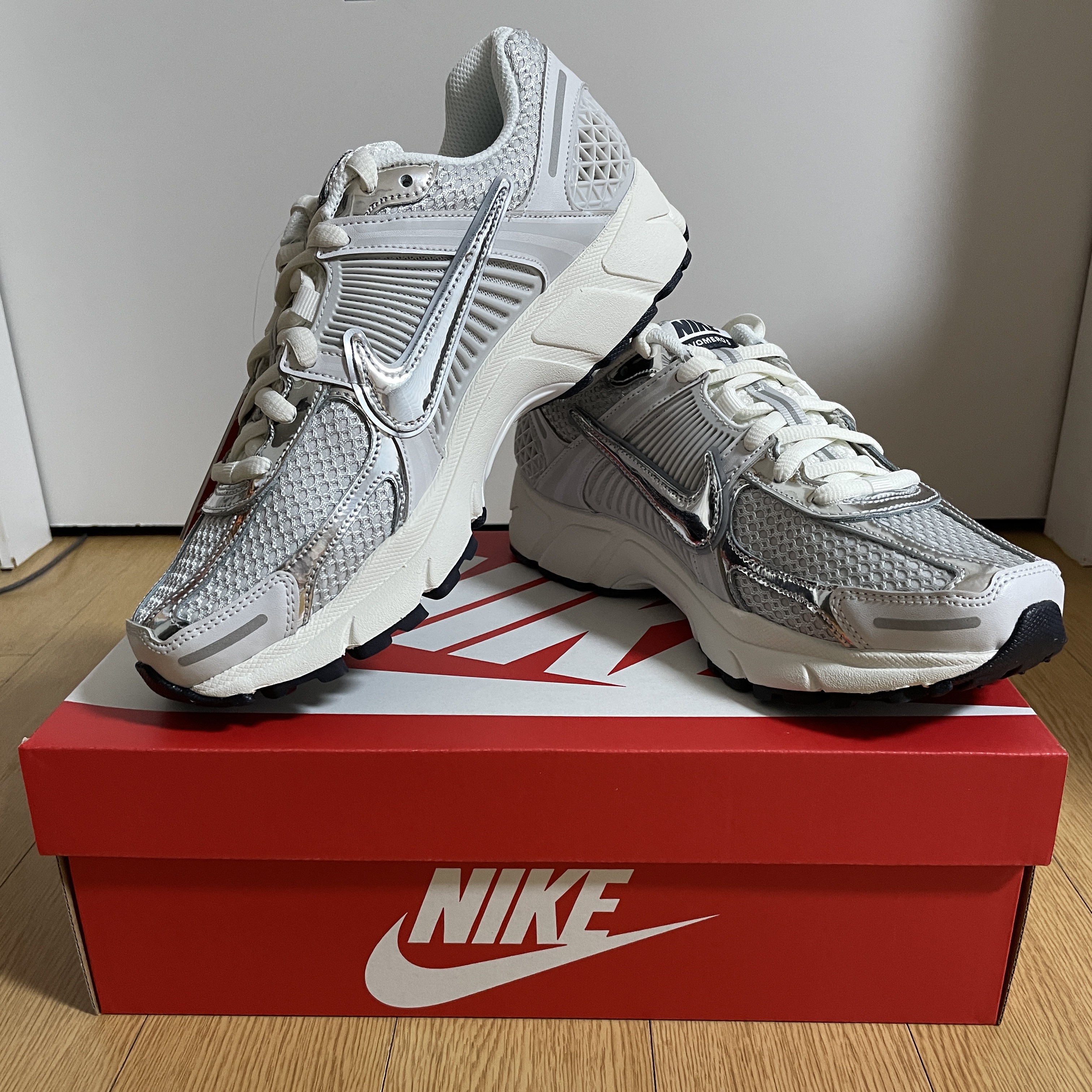 (W) Nike Zoom Vomero 5 Photon Dust and Metallic Silver 착용 스타일