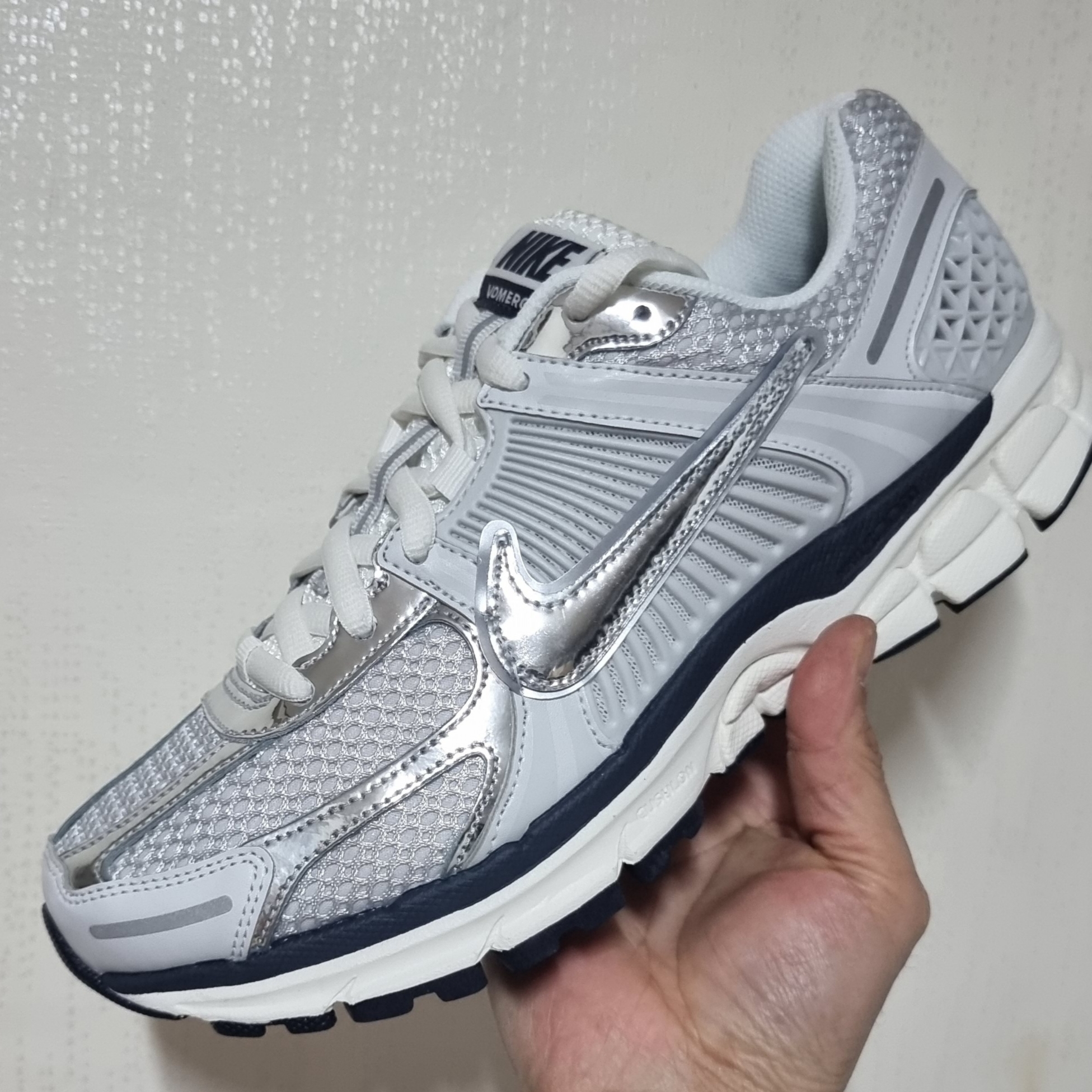 (W) Nike Zoom Vomero 5 Photon Dust and Metallic Silver 착용 스타일 - 1