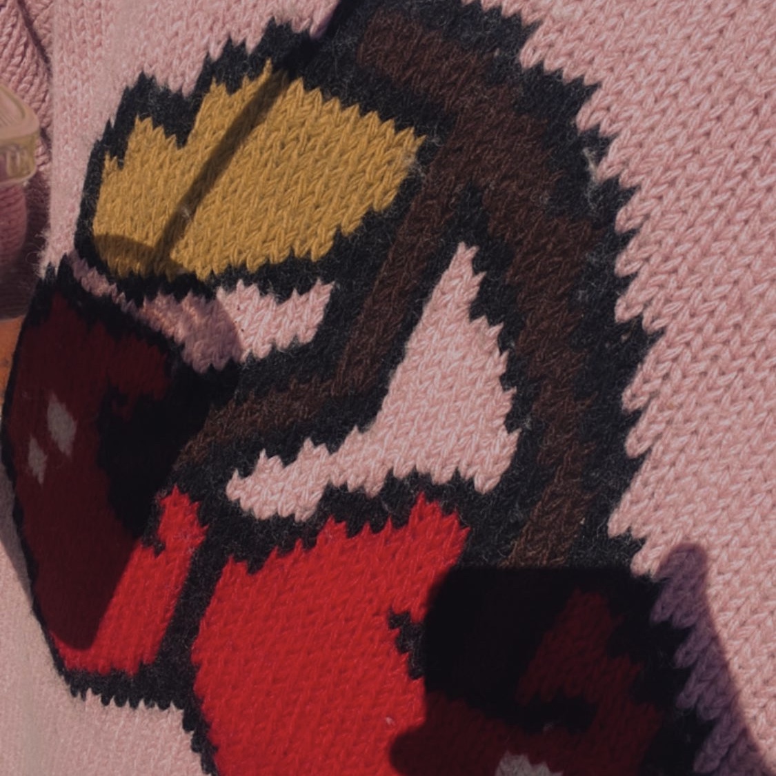 Our Legacy Sonar Roundneck Candyfloss Cherry Acrylic 착용 스타일