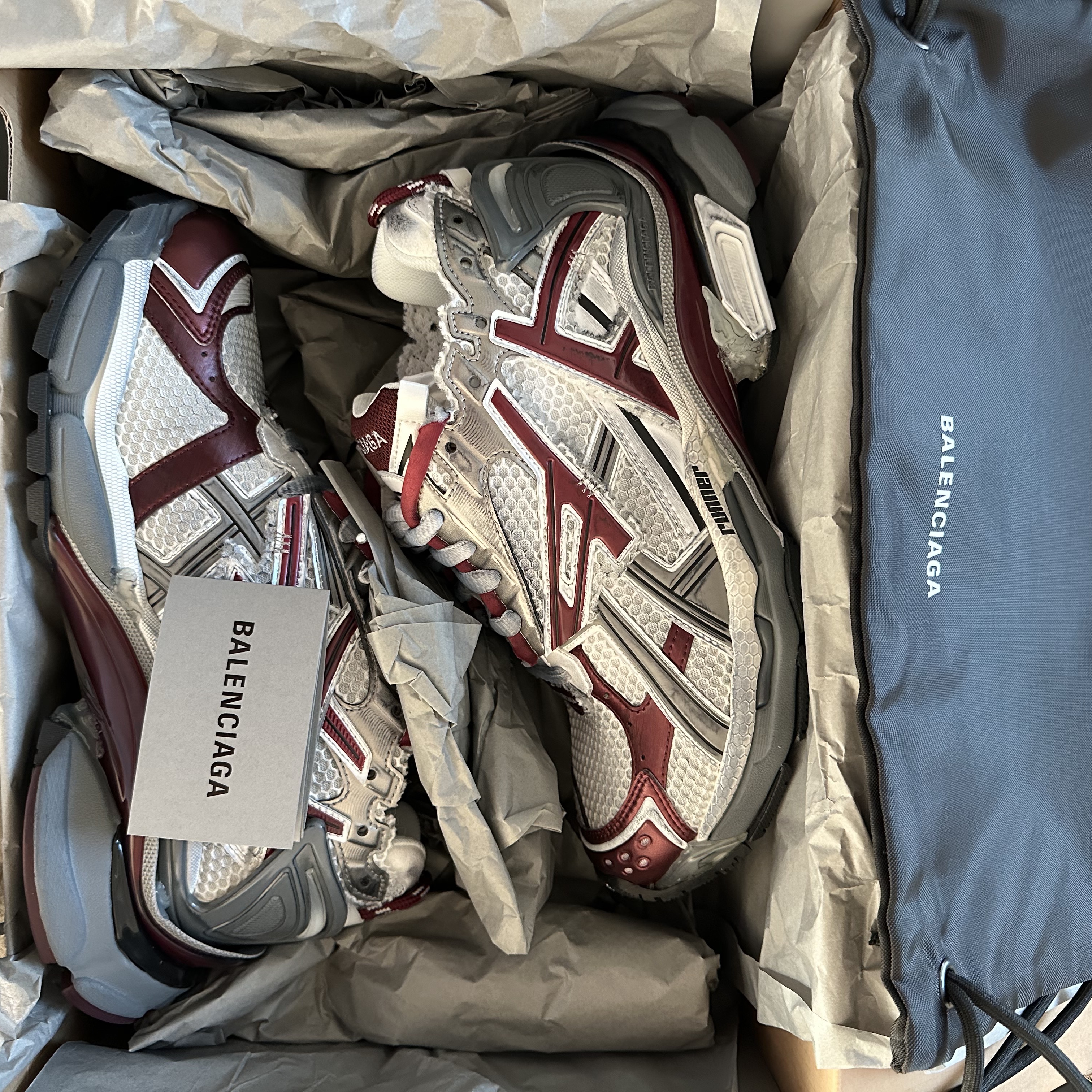 Balenciaga Runner Sneakers Grey Burgundy 착용 스타일 - 4