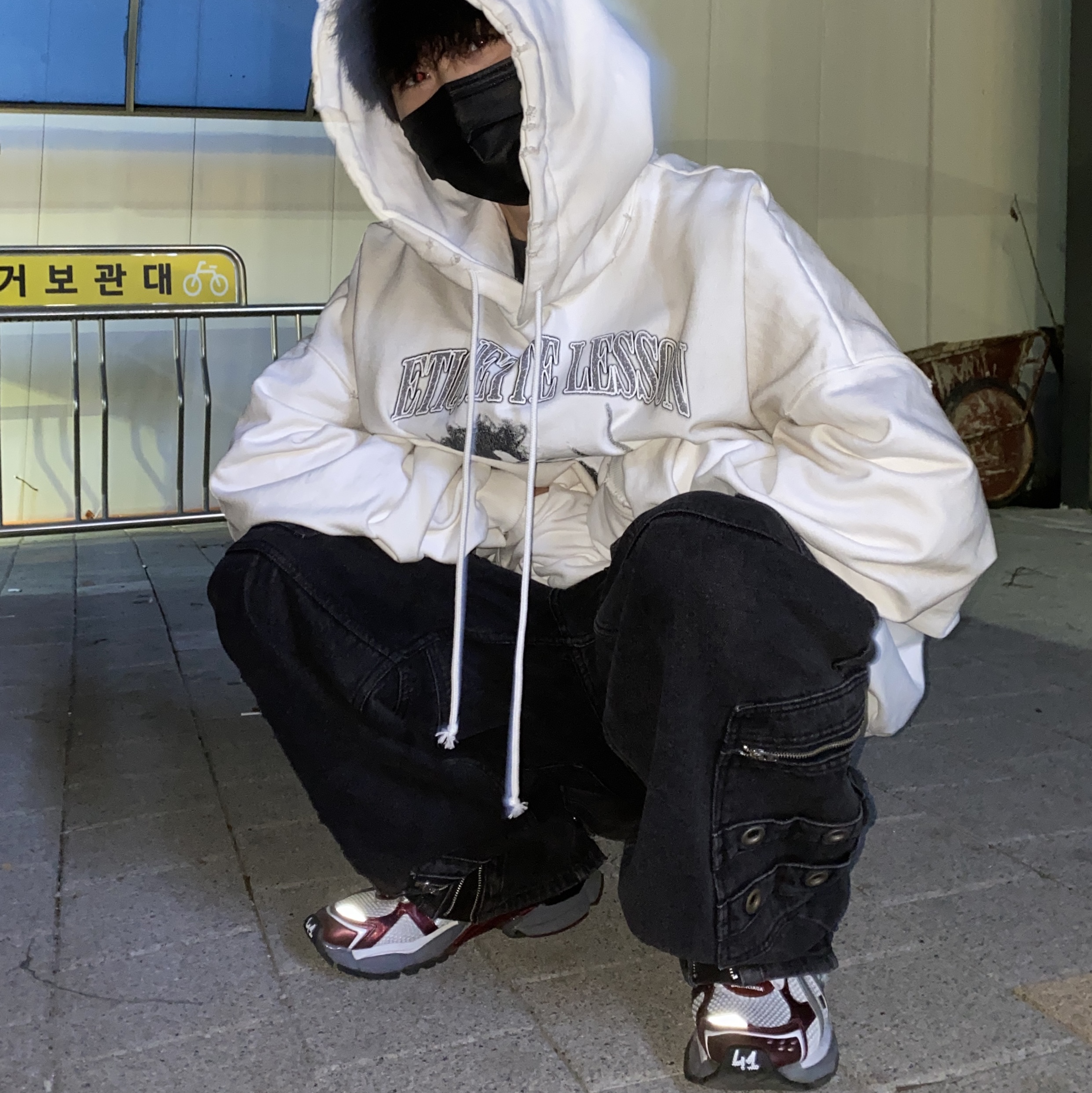 Balenciaga Runner Sneakers Grey Burgundy, Project G/R Flight Denim Pants Black 착용 스타일