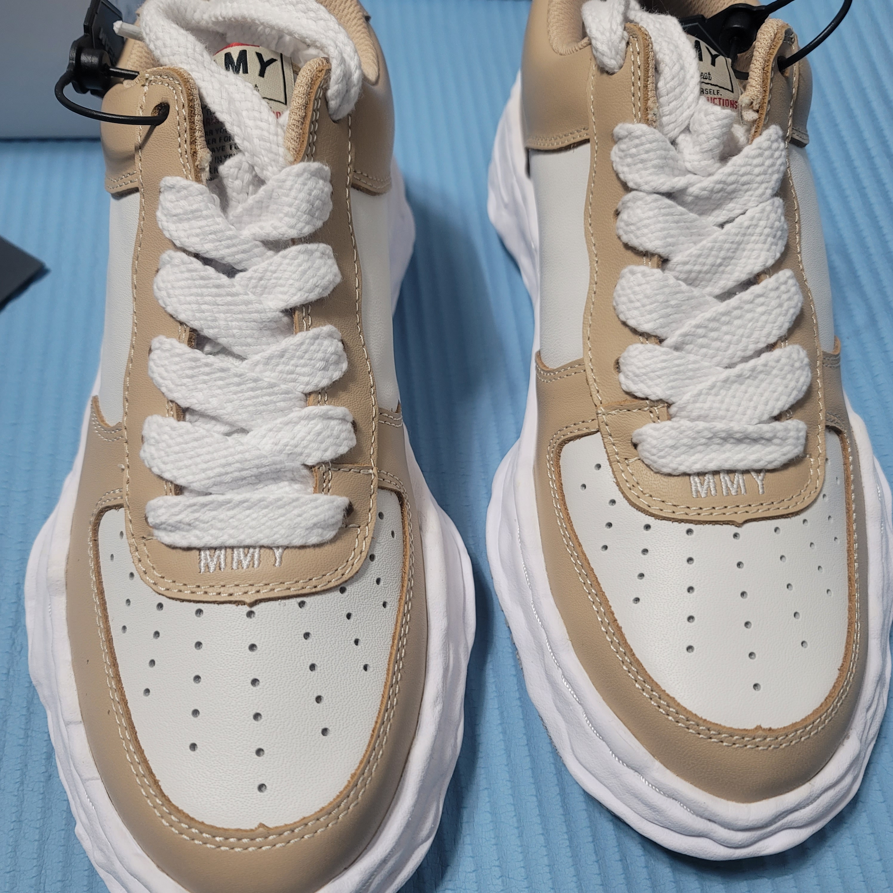 Maison Mihara Yasuhiro Wayne OG Sole Leather Low-top Sneakers Beige White 착용 스타일