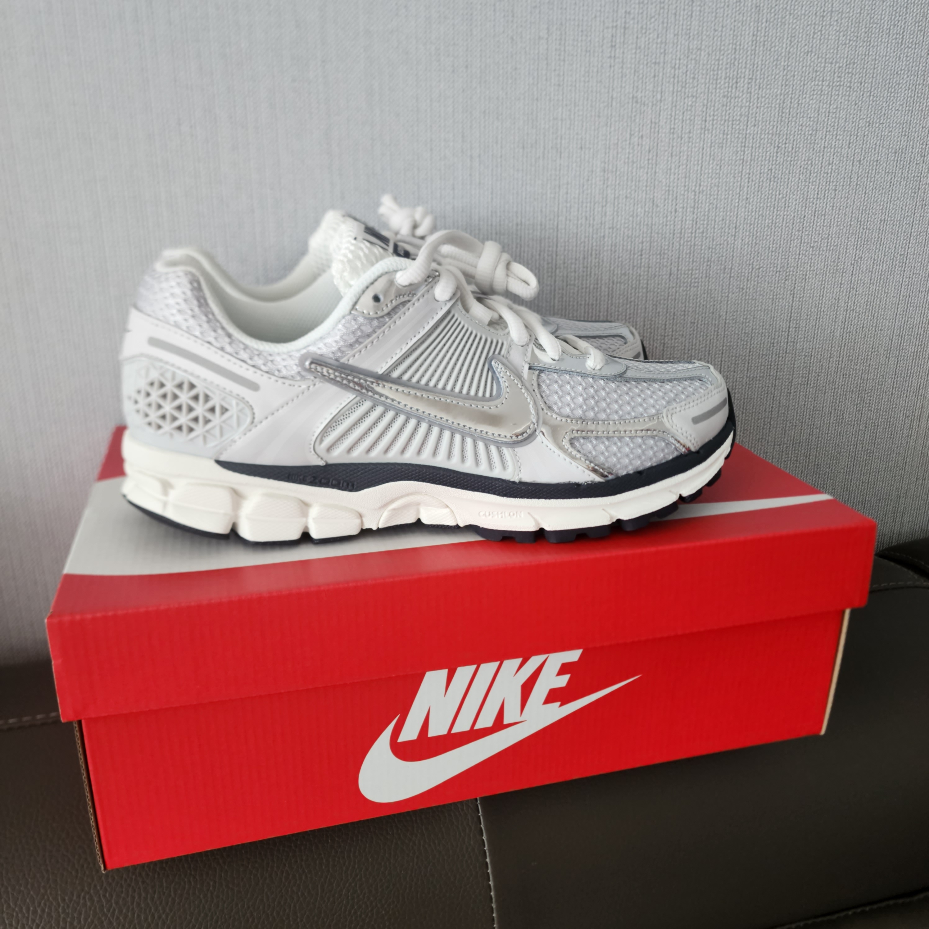 (W) Nike Zoom Vomero 5 Photon Dust and Metallic Silver 착용 스타일 - 3