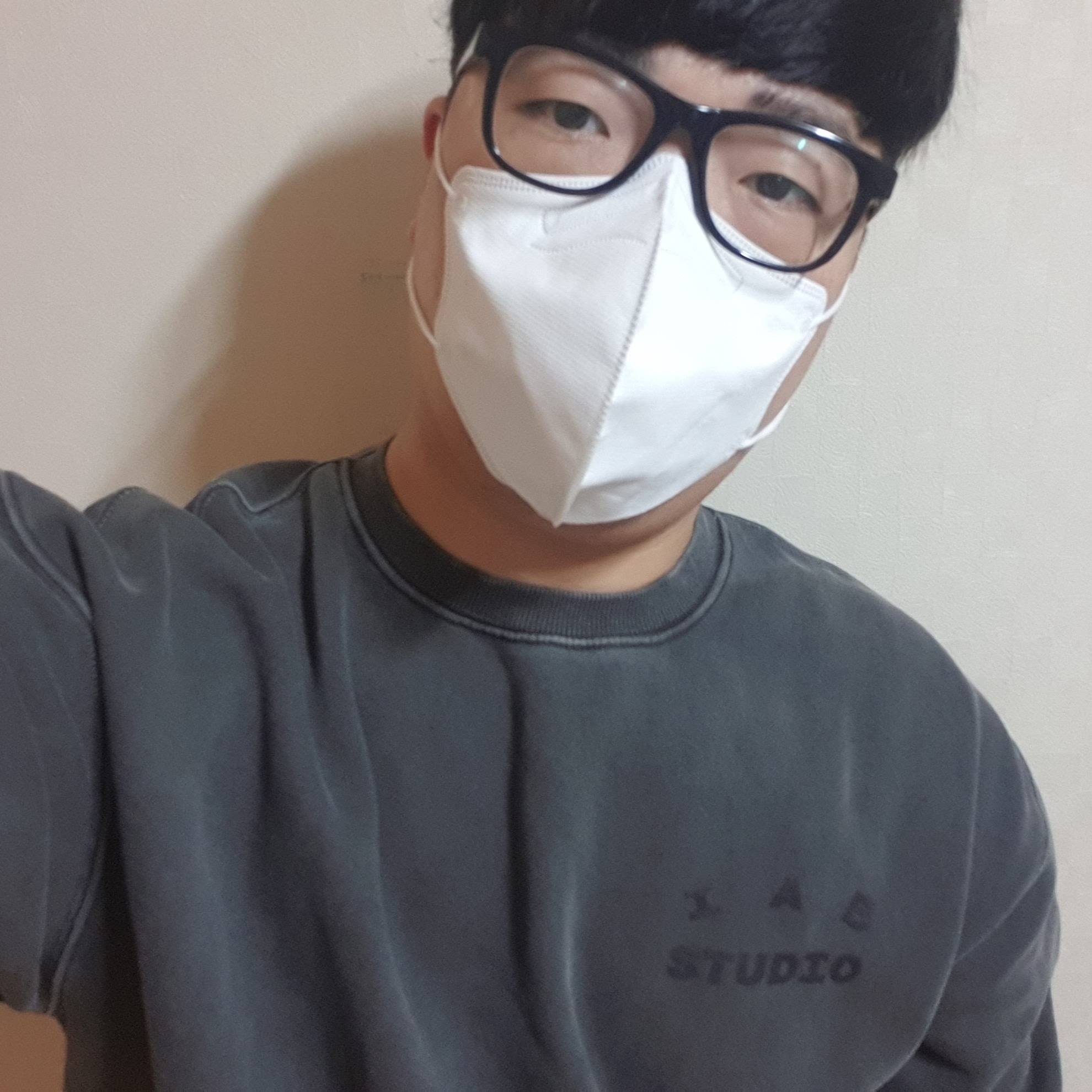 IAB Studio Pigment Sweatshirt & Mini Bag Black 착용 스타일