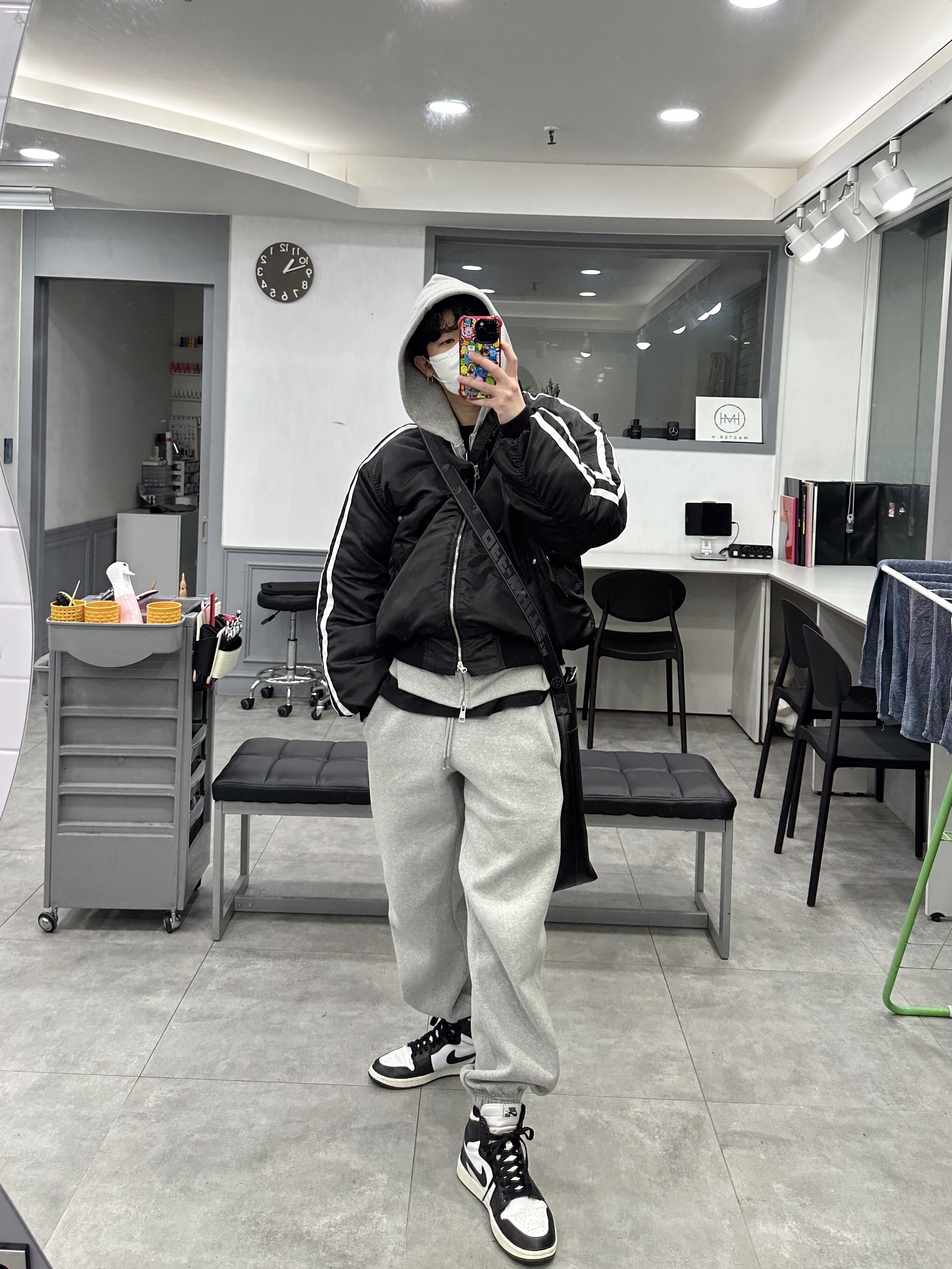 (GS) Jordan 1 Retro High OG Black White 2014, Off-White Binder Diag Saffiano Tote Bag Black 착용 스타일 - 2