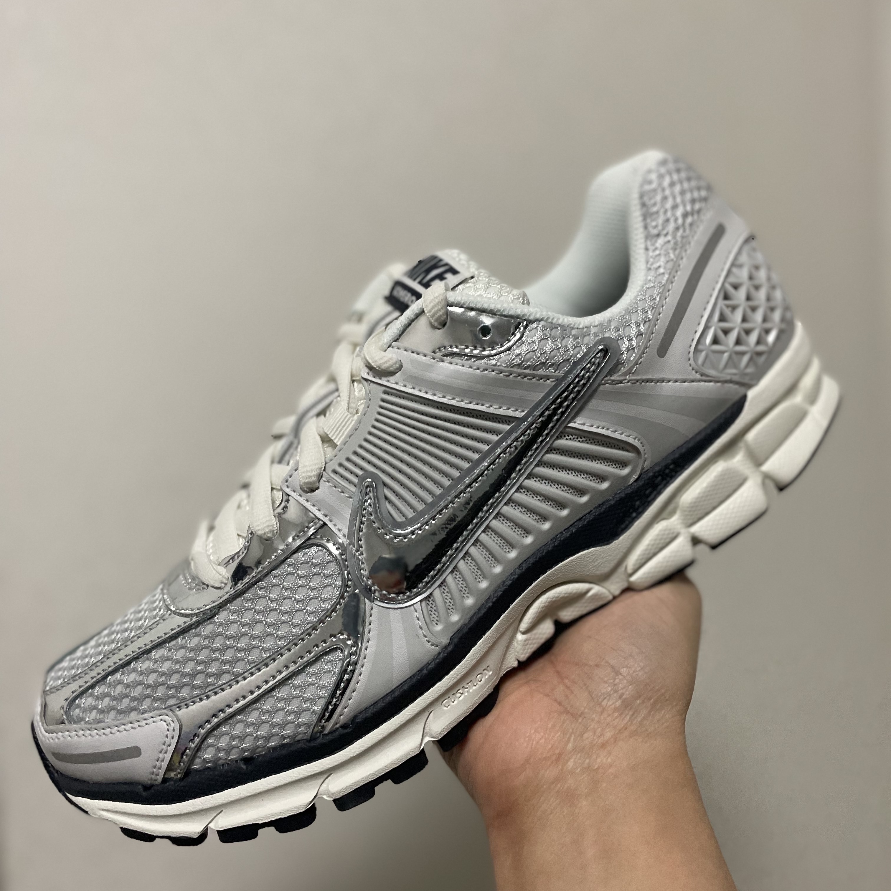 (W) Nike Zoom Vomero 5 Photon Dust and Metallic Silver 착용 스타일 - 1