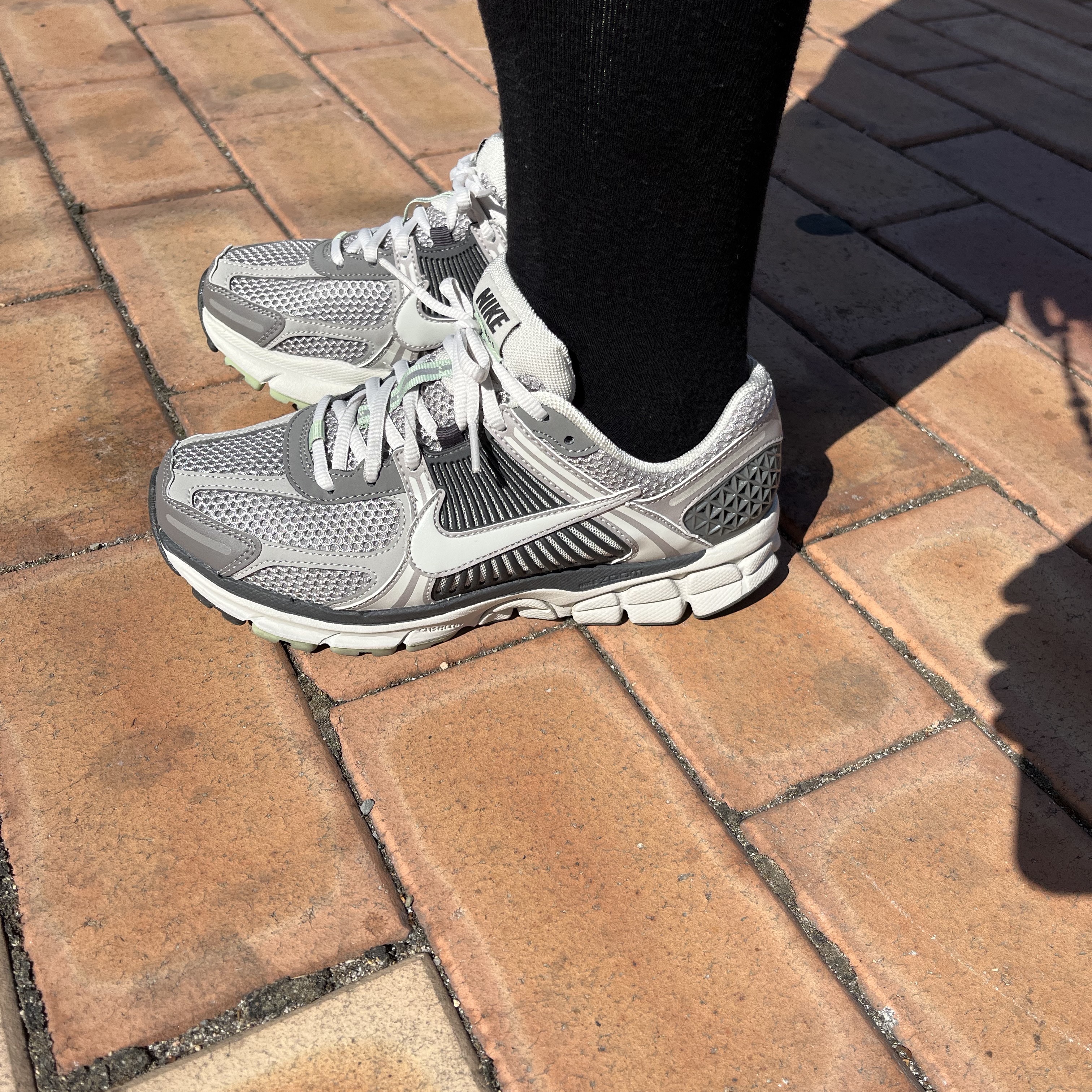 (W) Nike Zoom Vomero 5 Cobblestone and Flat Pewter 착용 스타일 - 2