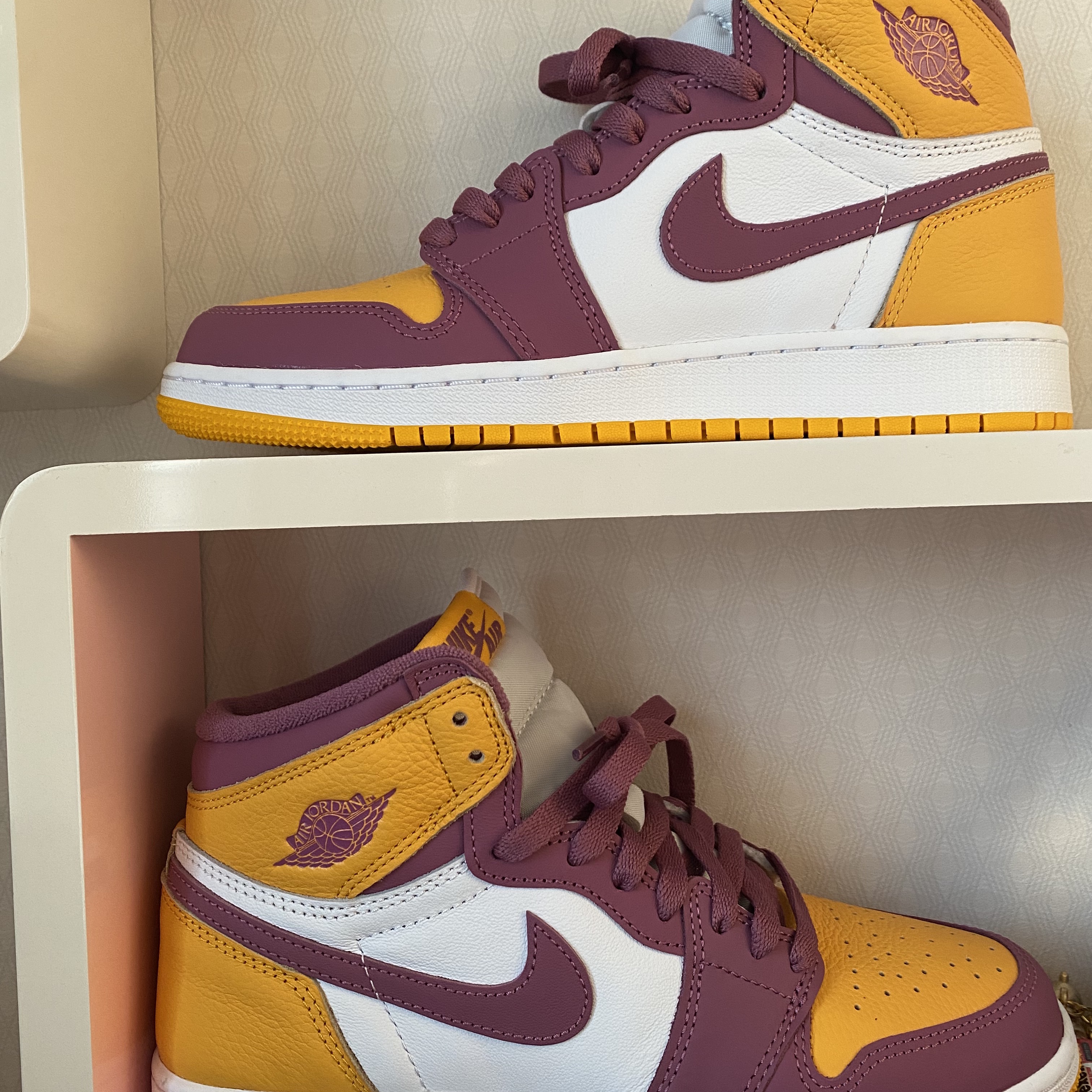 (GS) Jordan 1 Retro High OG University Gold Light Bordeaux 착용 스타일 - 1