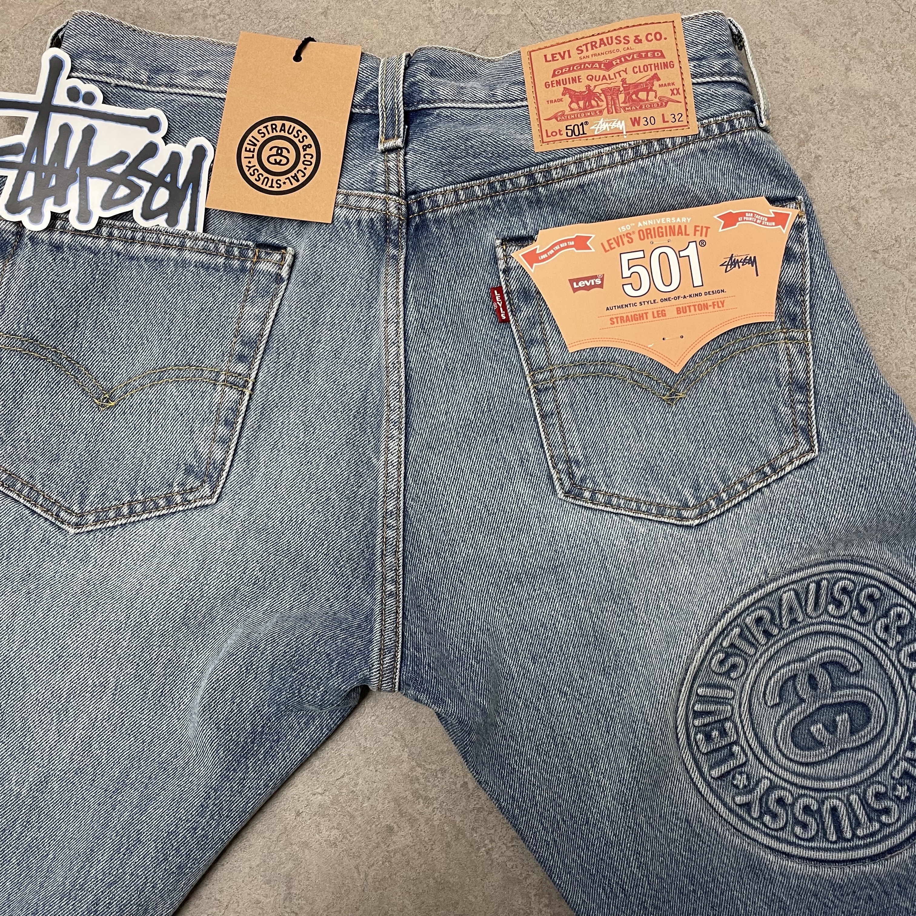 Stussy x Levi's Embossed 501 Jean Indigo, (W) Nike Zoom Vomero 5 Photon Dust and Metallic Silver 착용 스타일 - 1