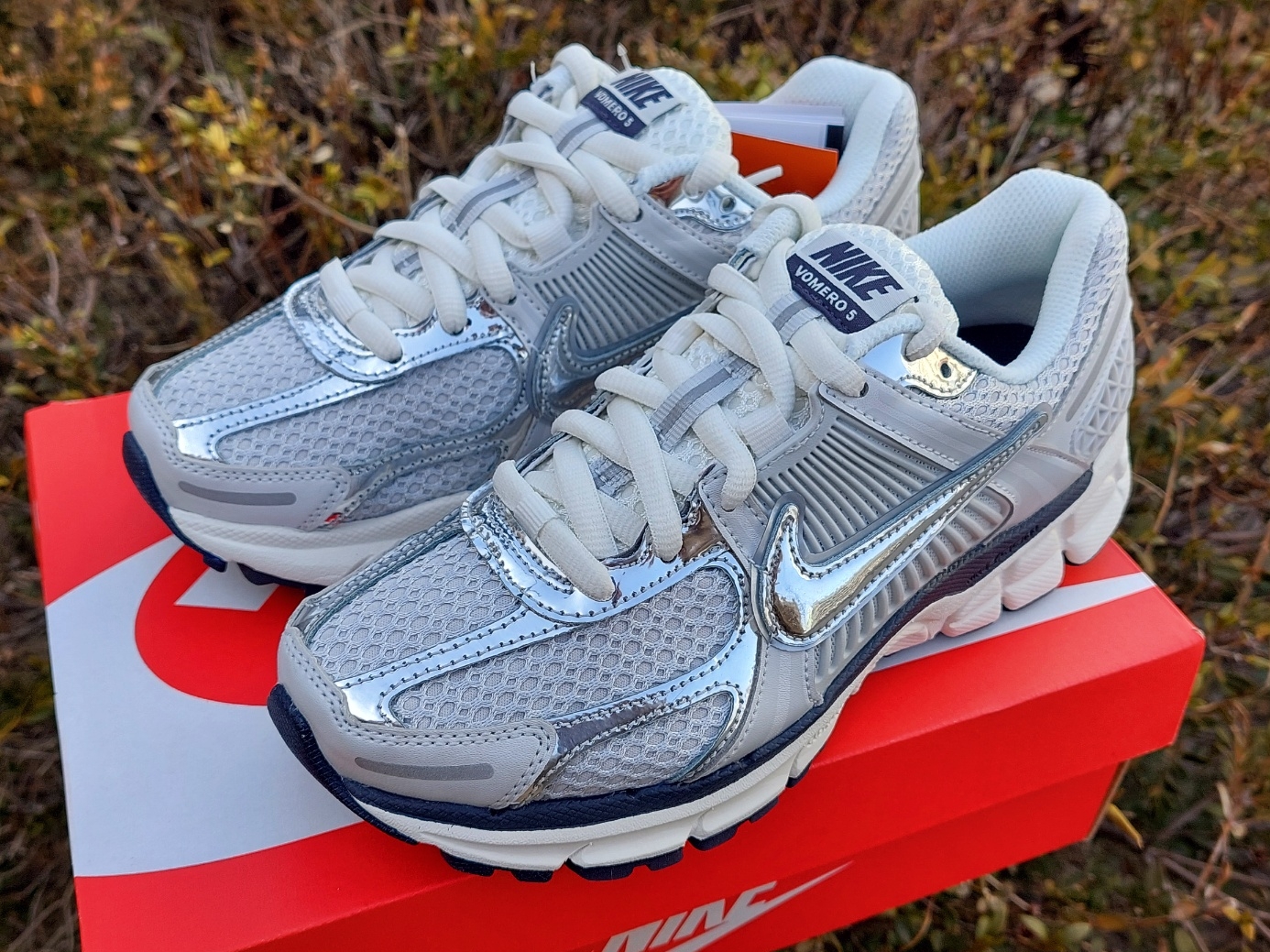 (W) Nike Zoom Vomero 5 Photon Dust and Metallic Silver 착용 스타일 - 1