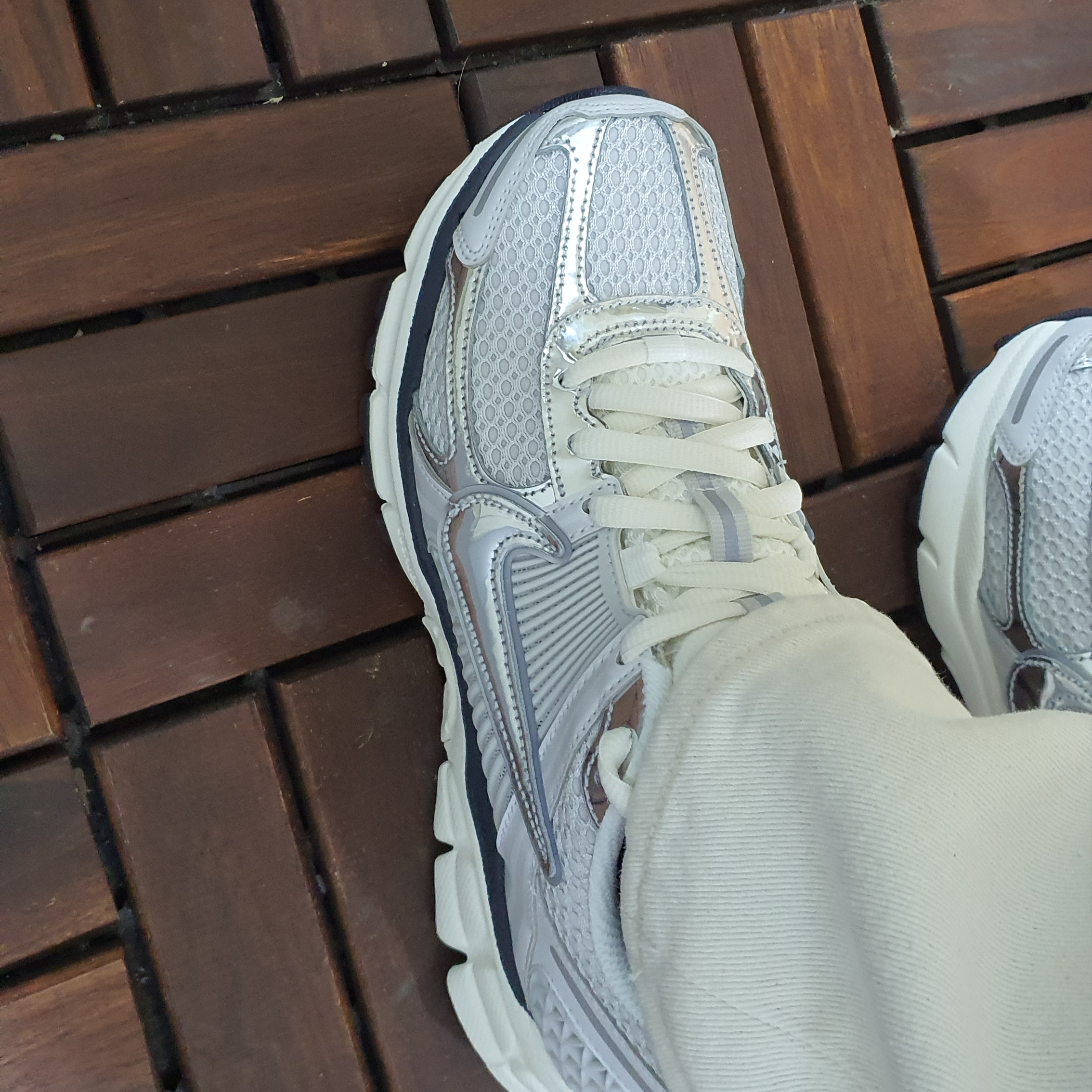 (W) Nike Zoom Vomero 5 Photon Dust and Metallic Silver 착용 스타일 - 3