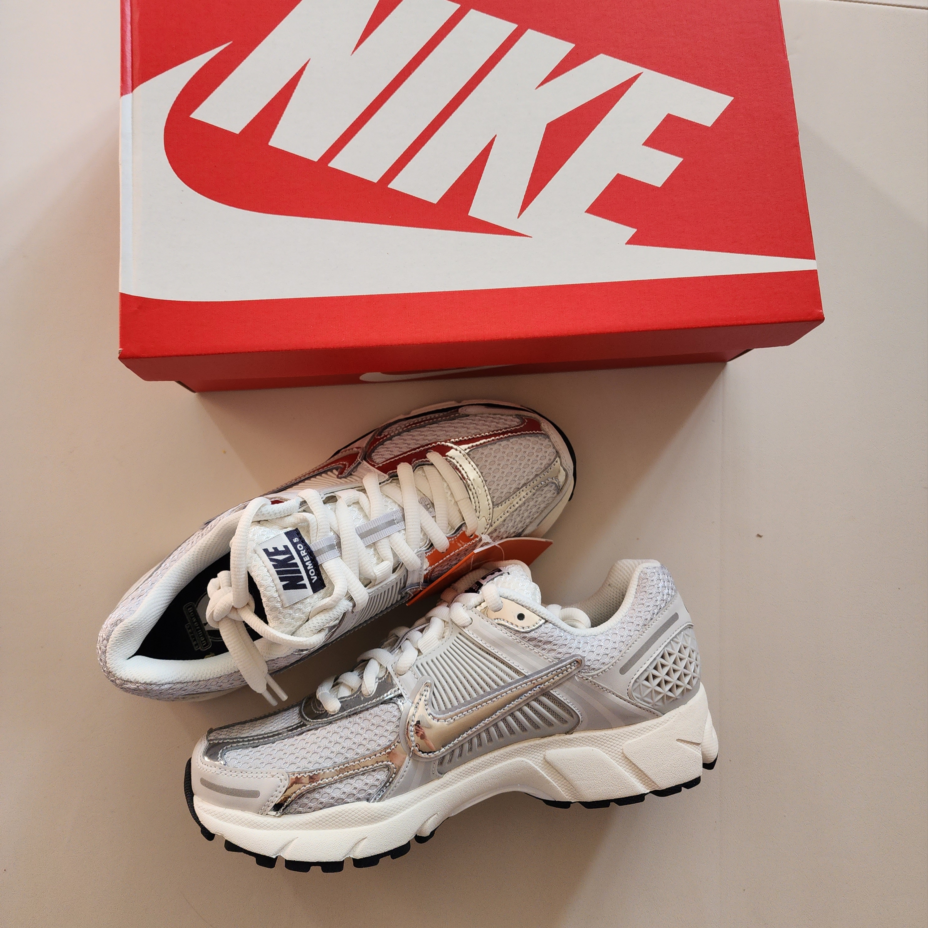 (W) Nike Zoom Vomero 5 Photon Dust and Metallic Silver 착용 스타일 - 5