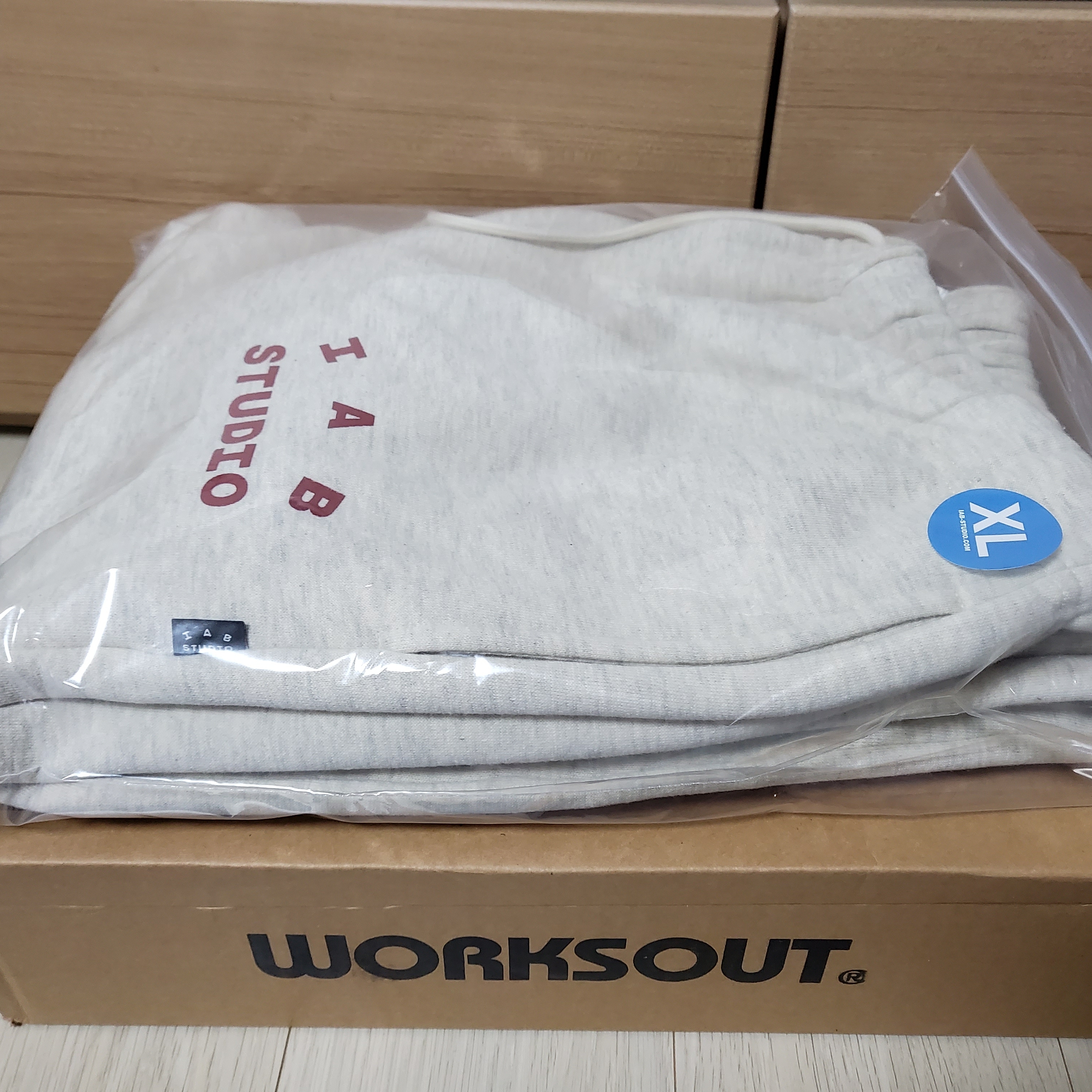 IAB Studio Sweatpants Oatmeal Burgundy - 23SS 착용 스타일 - 1