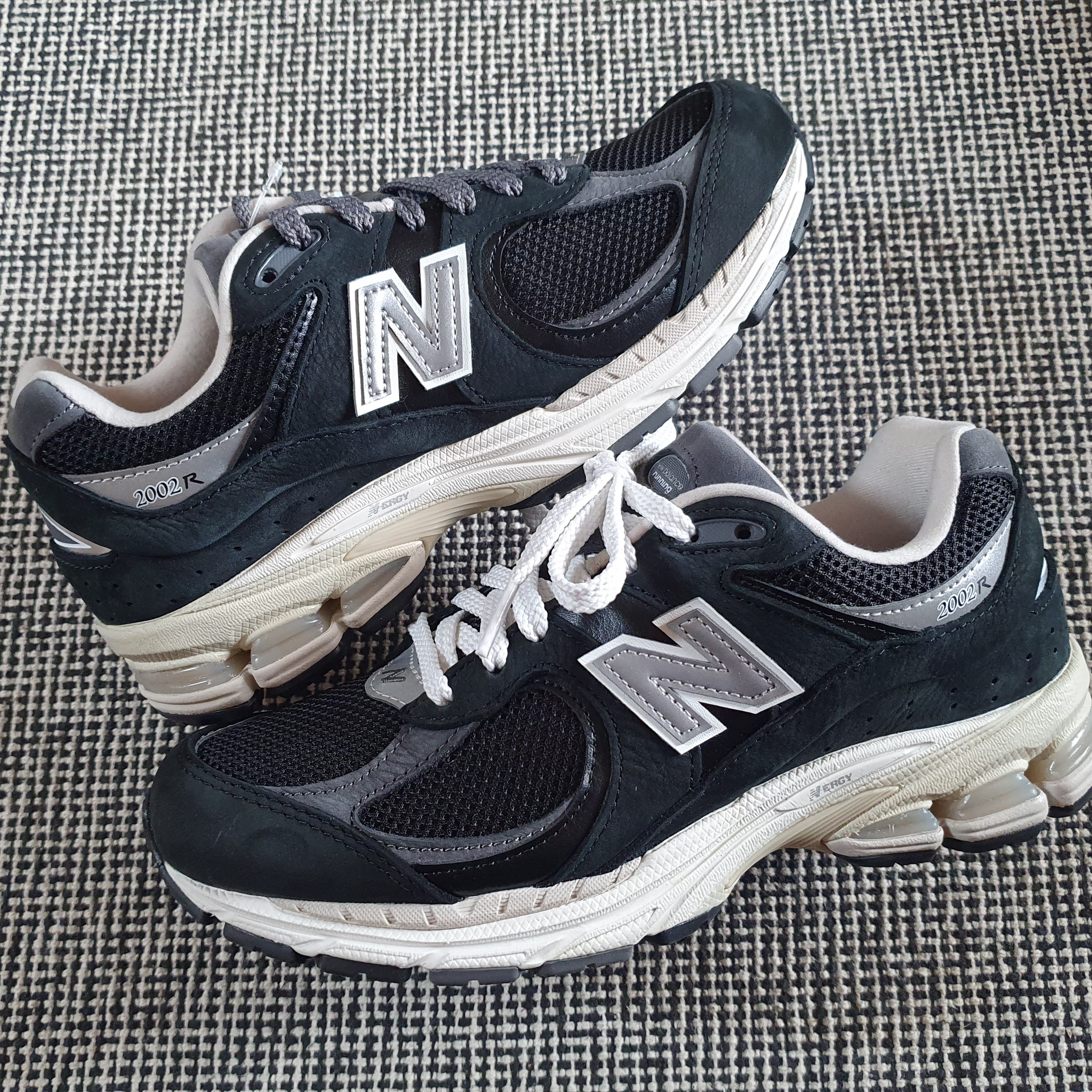 New Balance 2002R Premium Vintage Black 착용 스타일