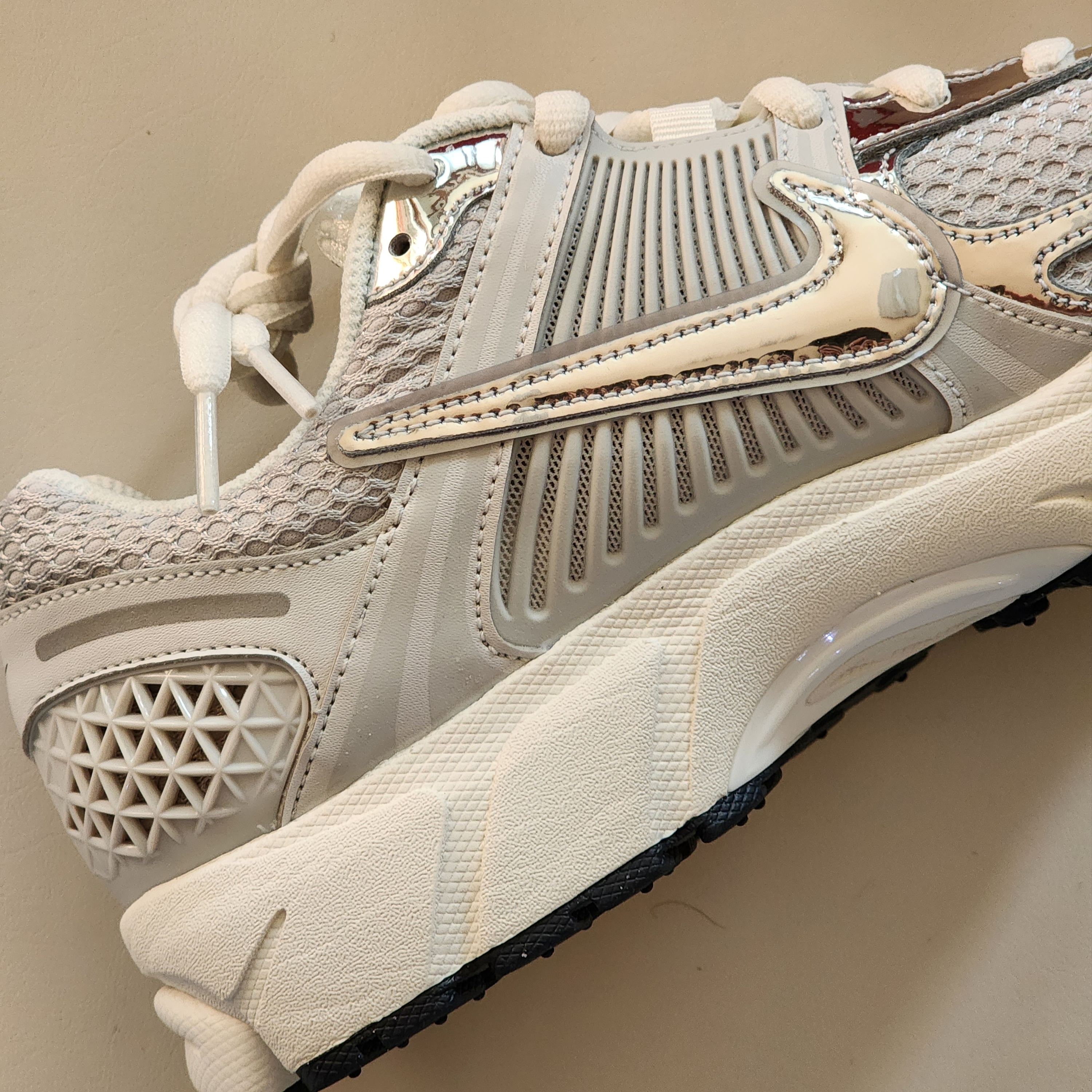 (W) Nike Zoom Vomero 5 Photon Dust and Metallic Silver 착용 스타일 - 4