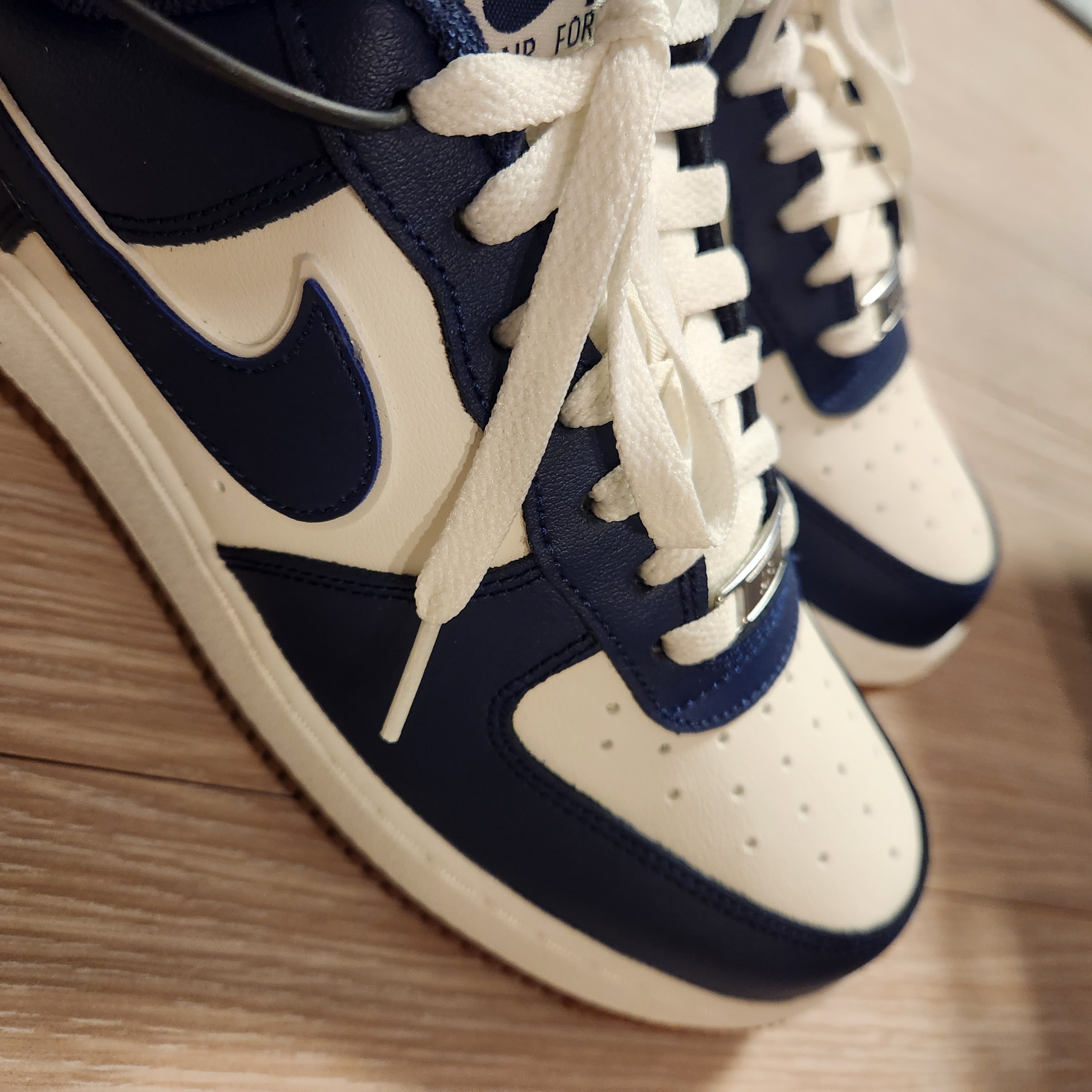 Nike Air Force 1 '07 LV8 Midnight Navy 착용 스타일