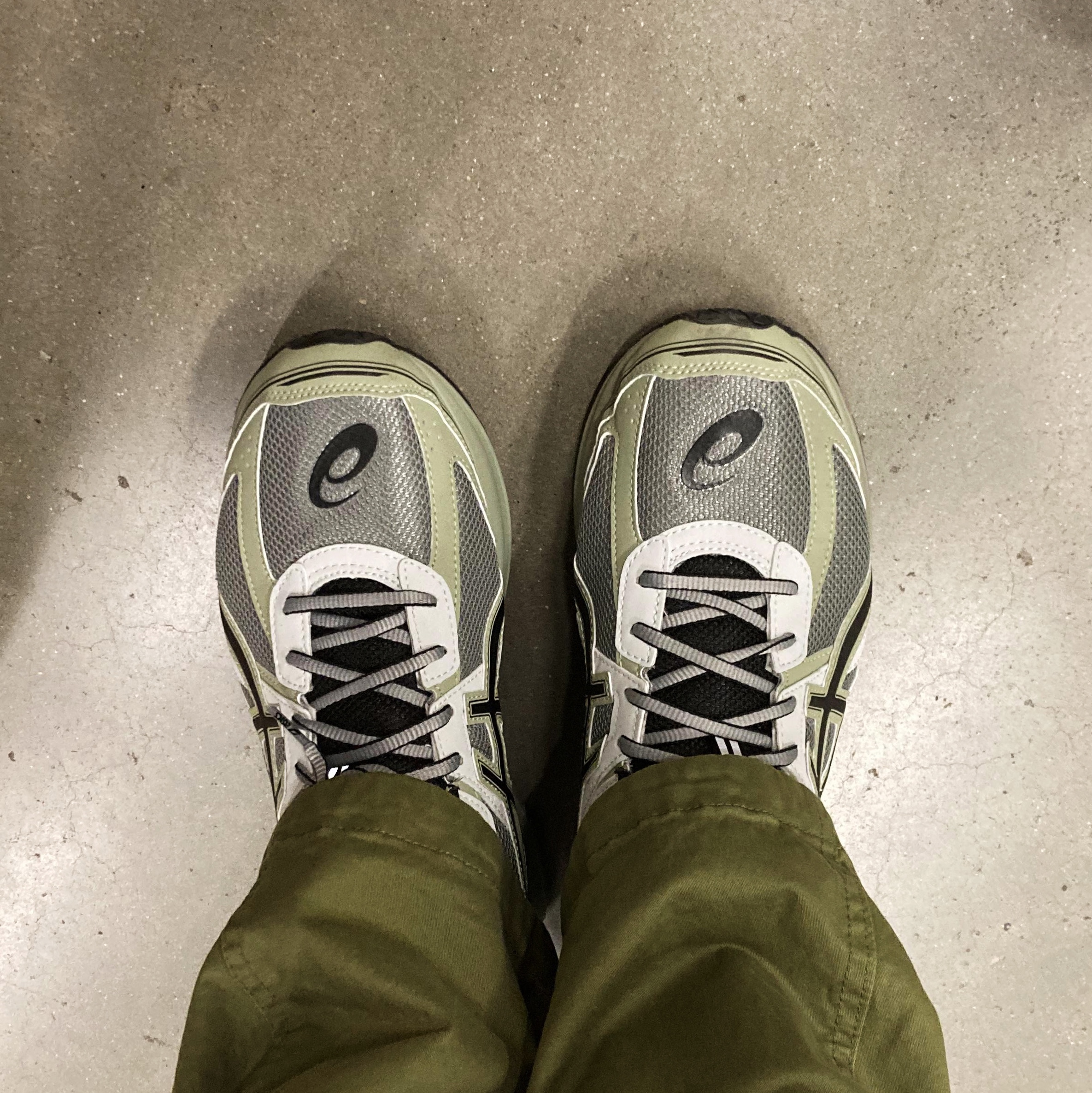 Asics Jog 100 S Sheet Rock - 2E Wide 착용 스타일 - 2