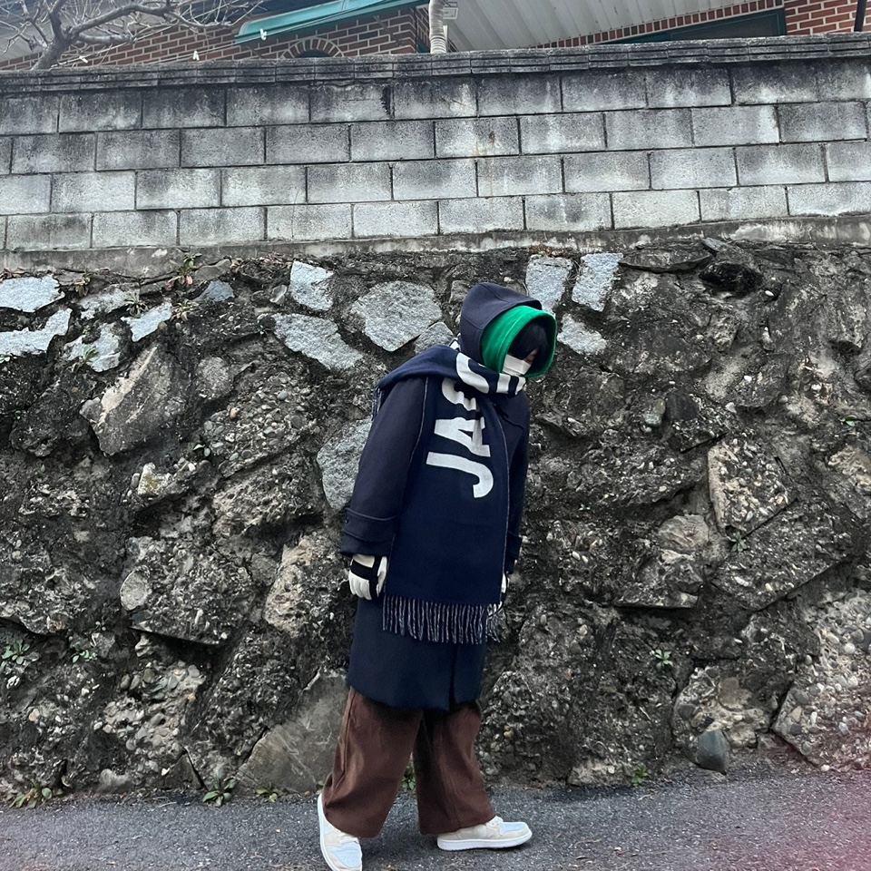 Jacquemus Lecharpe Fringe Logo Muffler Navy 착용 스타일 - 1
